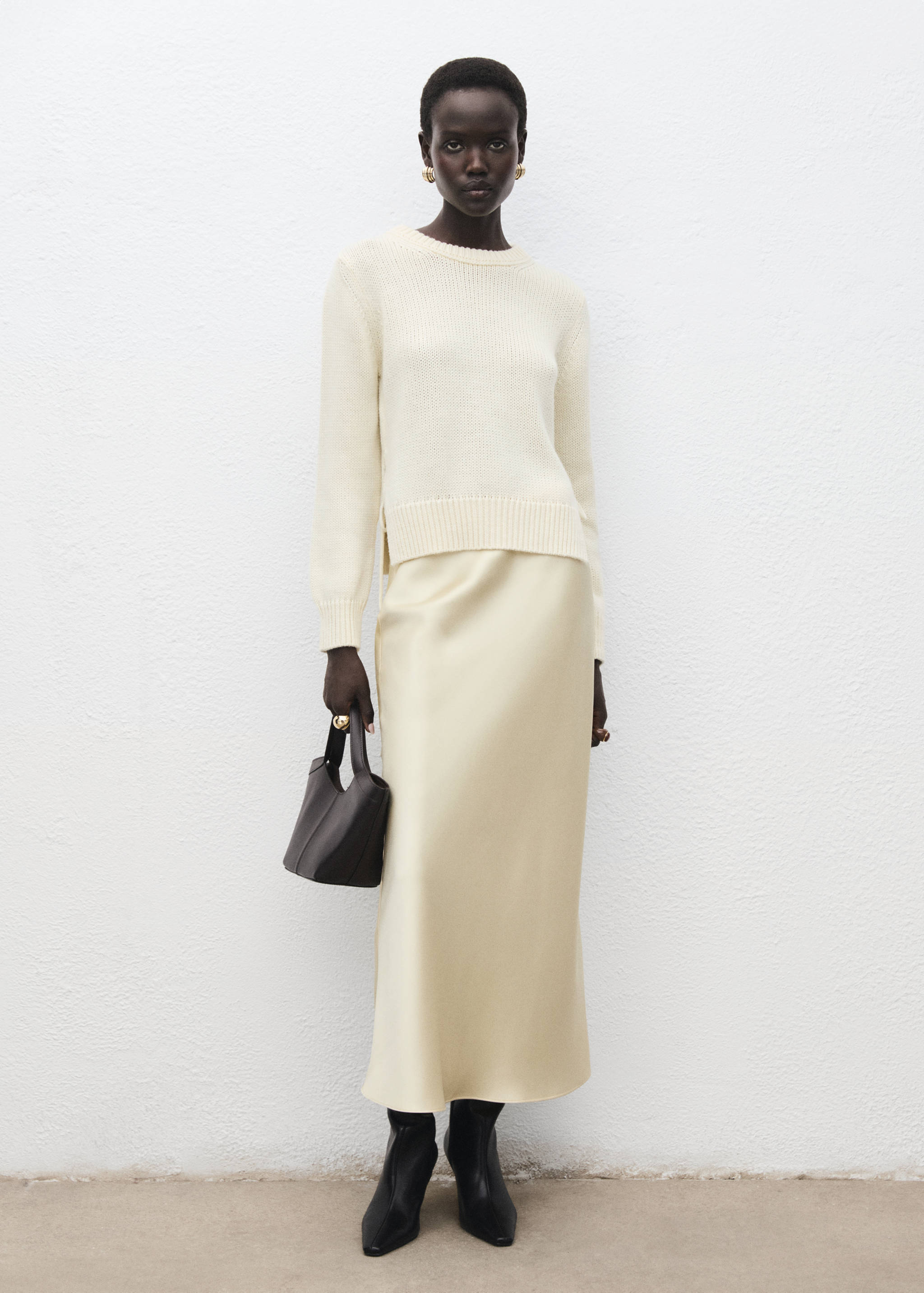 Knitted sweater with tie slits - General plane