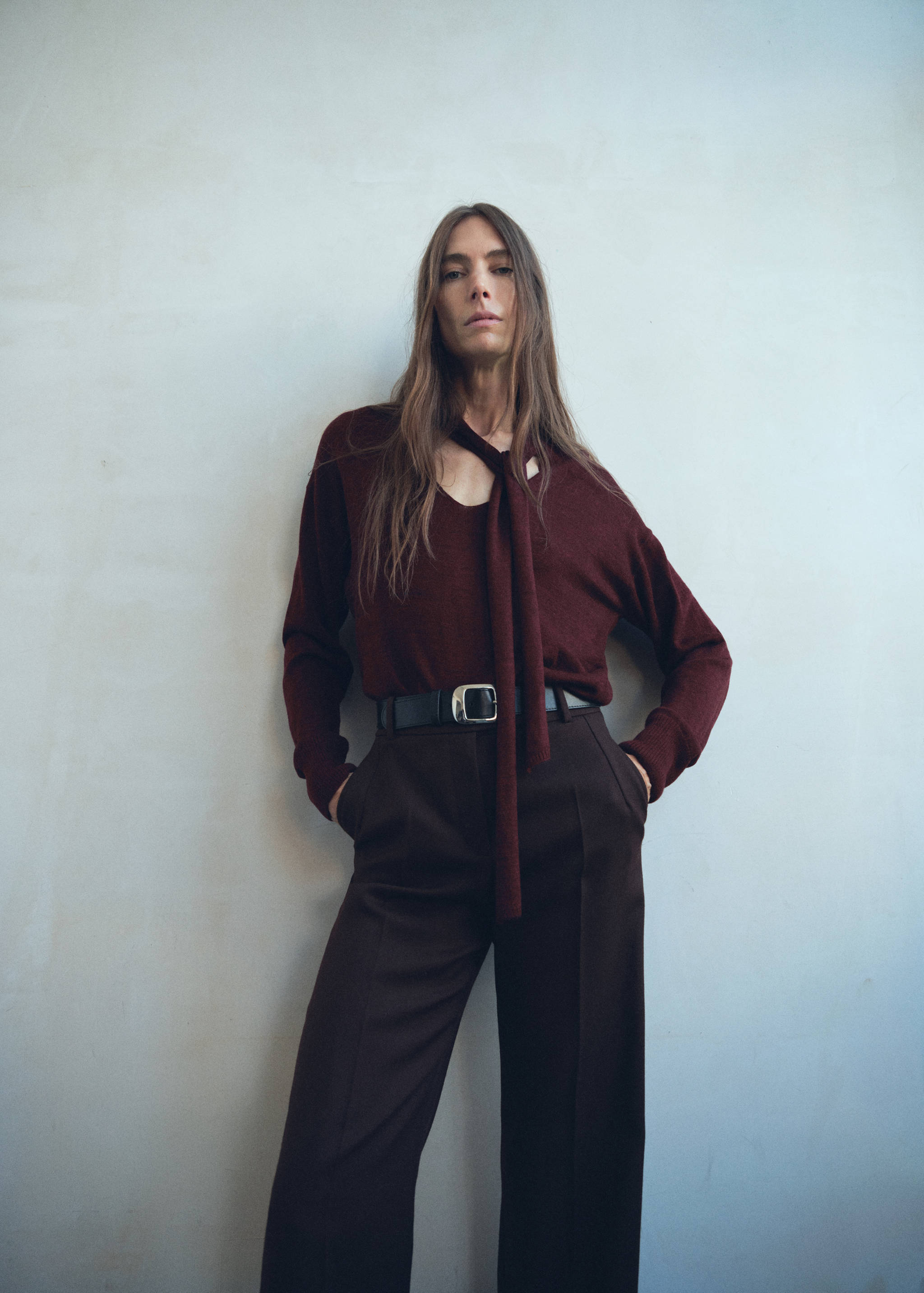 V-neck sweater with scarf - General plane