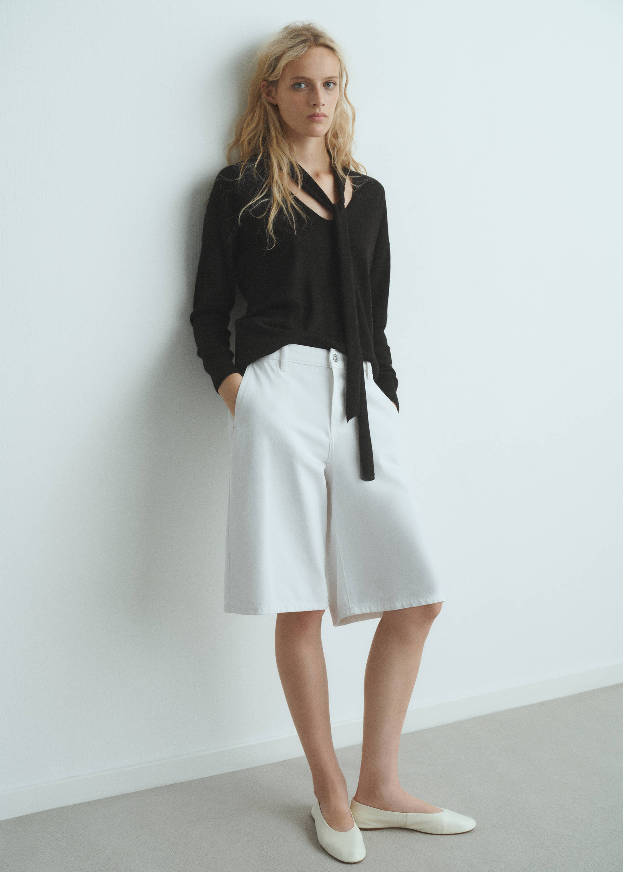 V-neck sweater with scarf - General plane