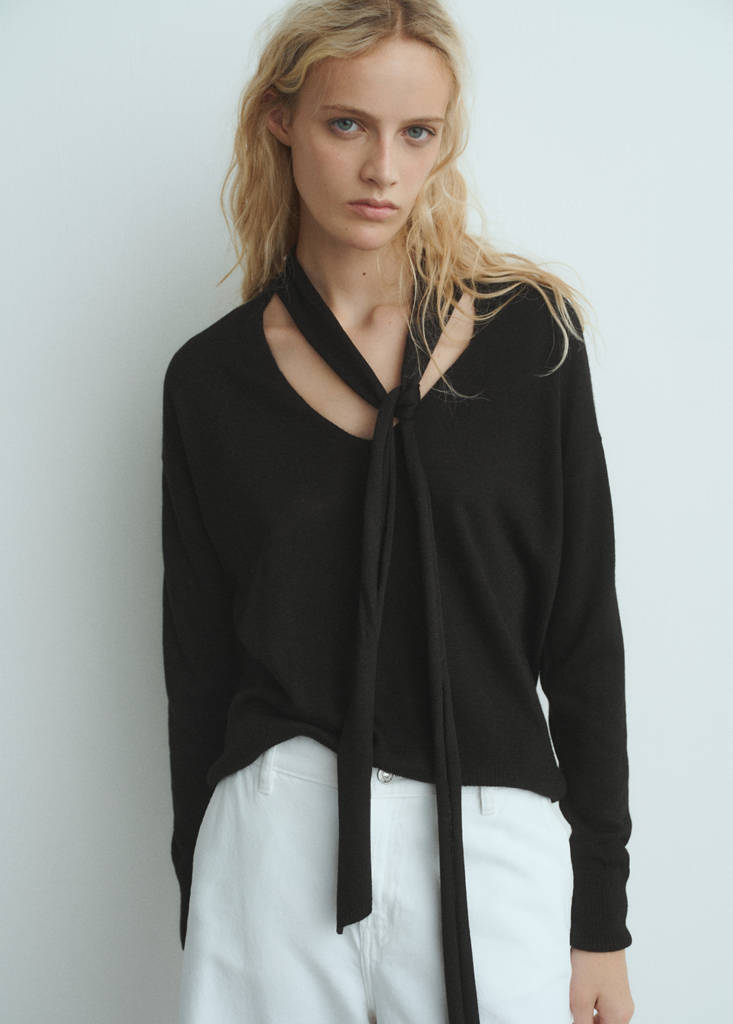 V-neck sweater with scarf — Black