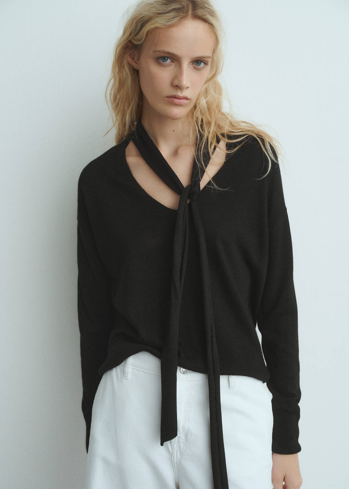 V-neck sweater with scarf — Black