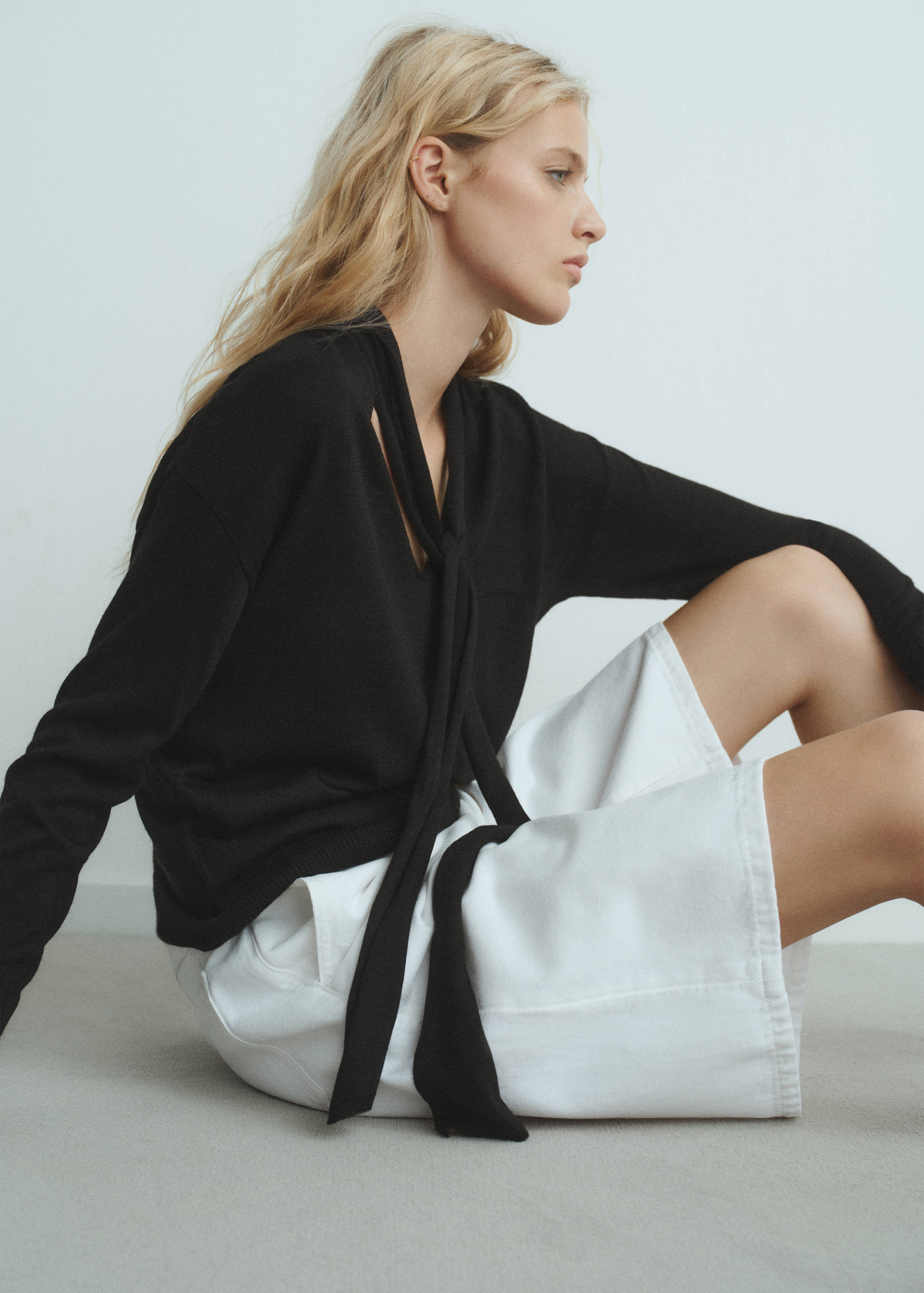 V-neck sweater with scarf - Details of the article 2