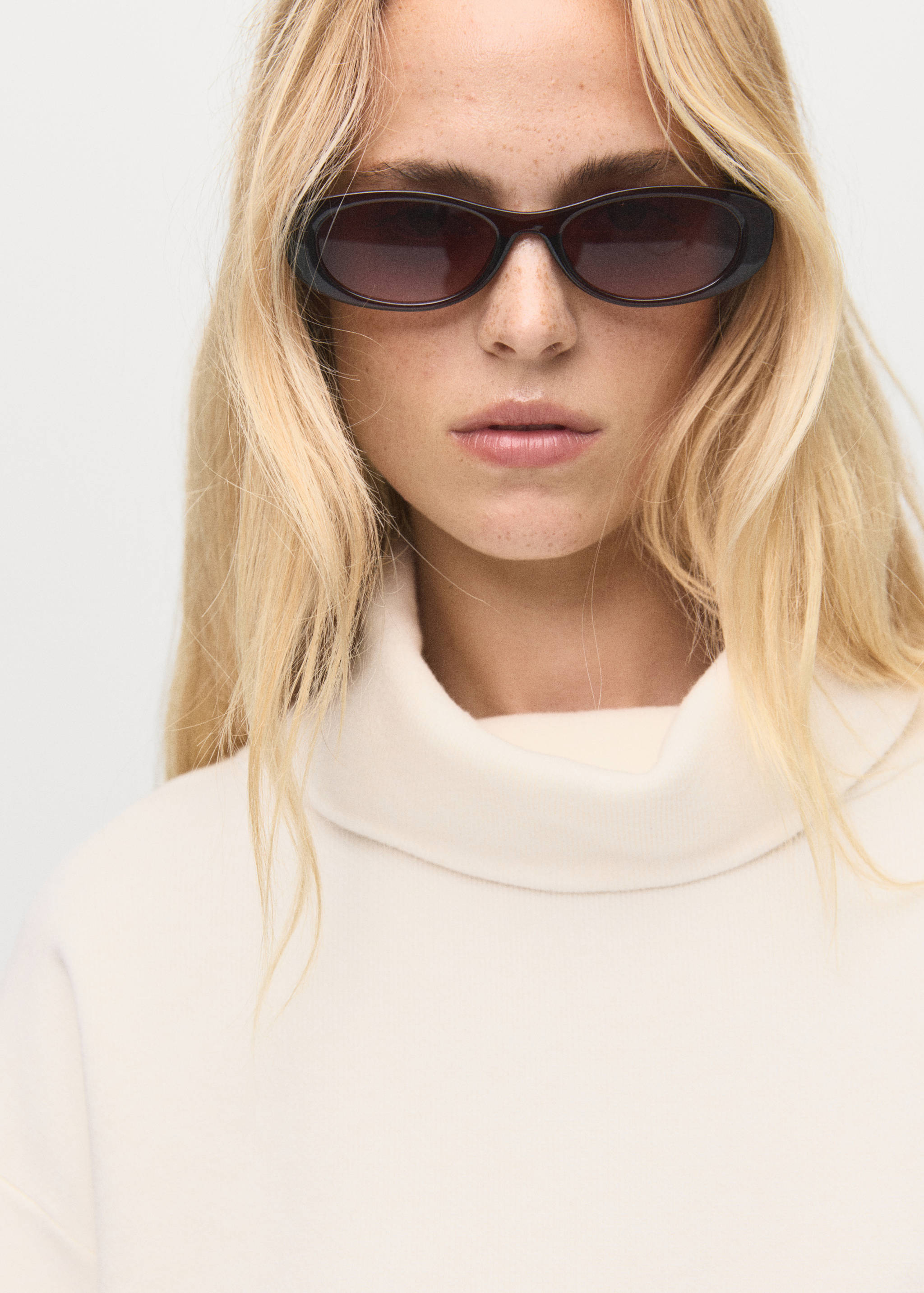 Short-sleeved turtleneck sweater - Details of the article 1