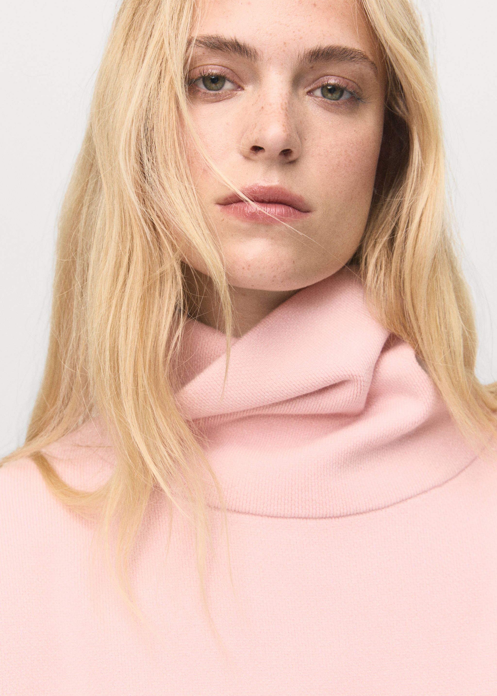 Short-sleeved turtleneck sweater - Details of the article 1