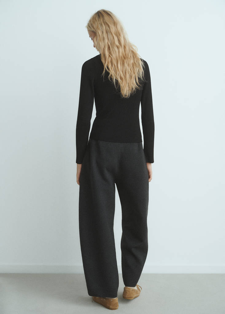 Ribbed sweater with jewel button — Black