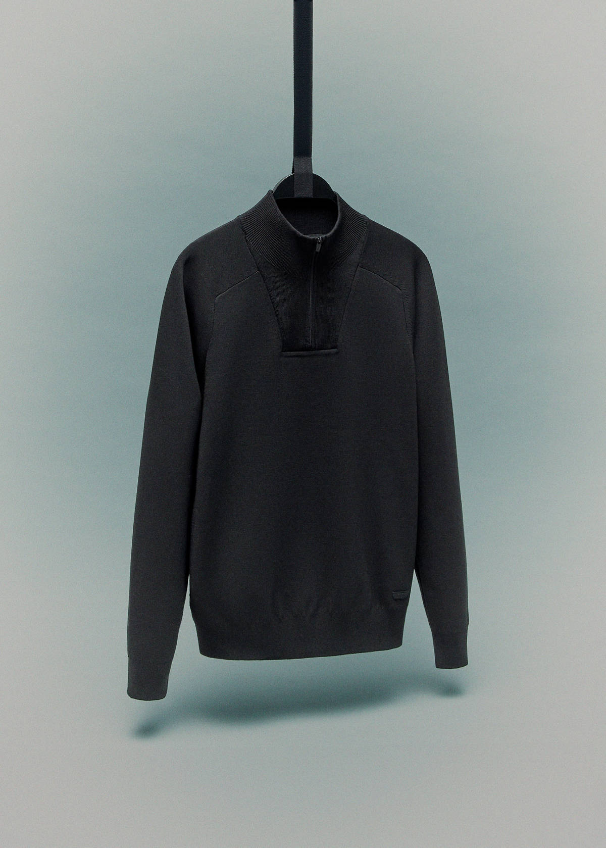 Breathable zip-neck sweater — Black
