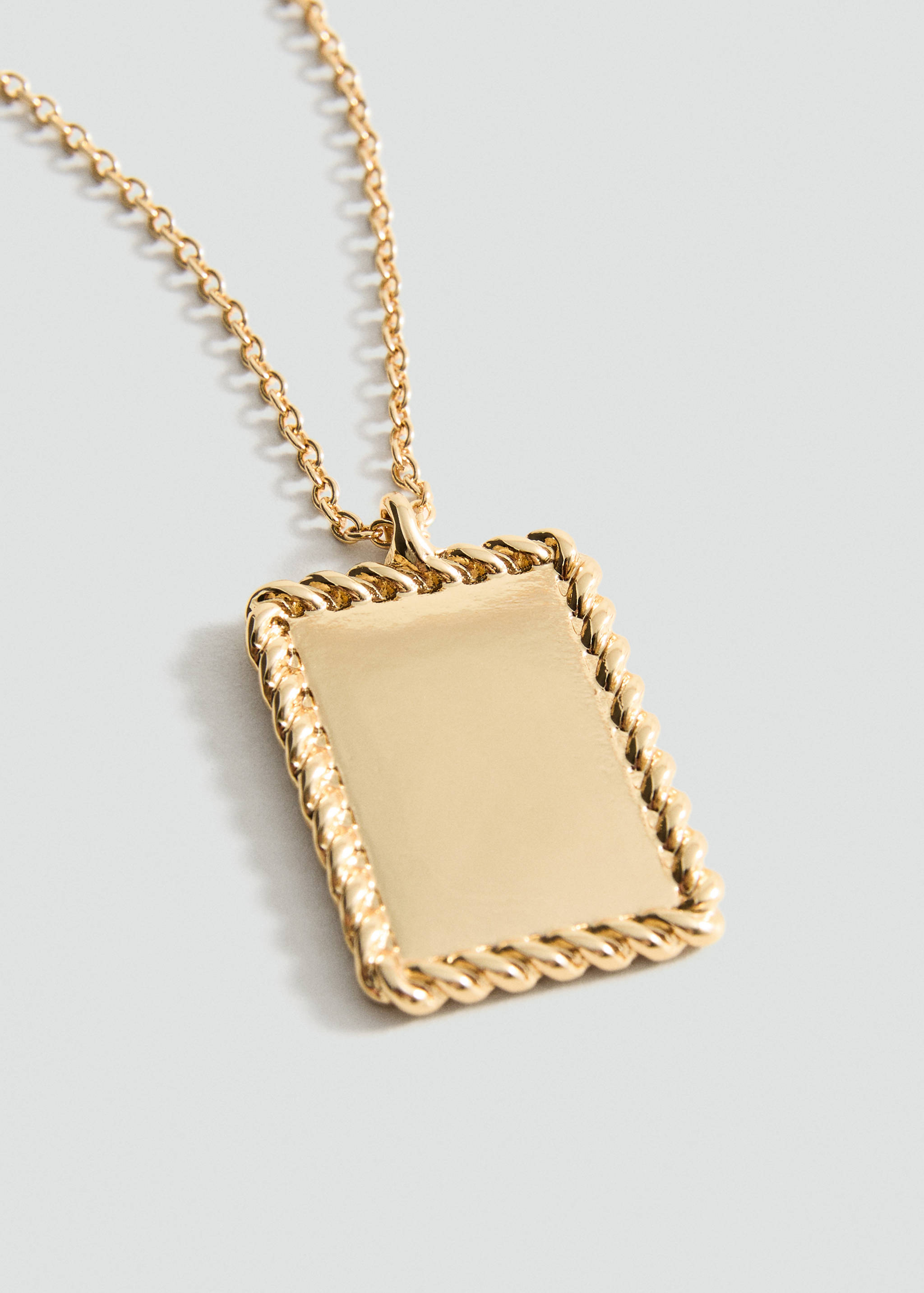 Collier pendentif - Plan moyen