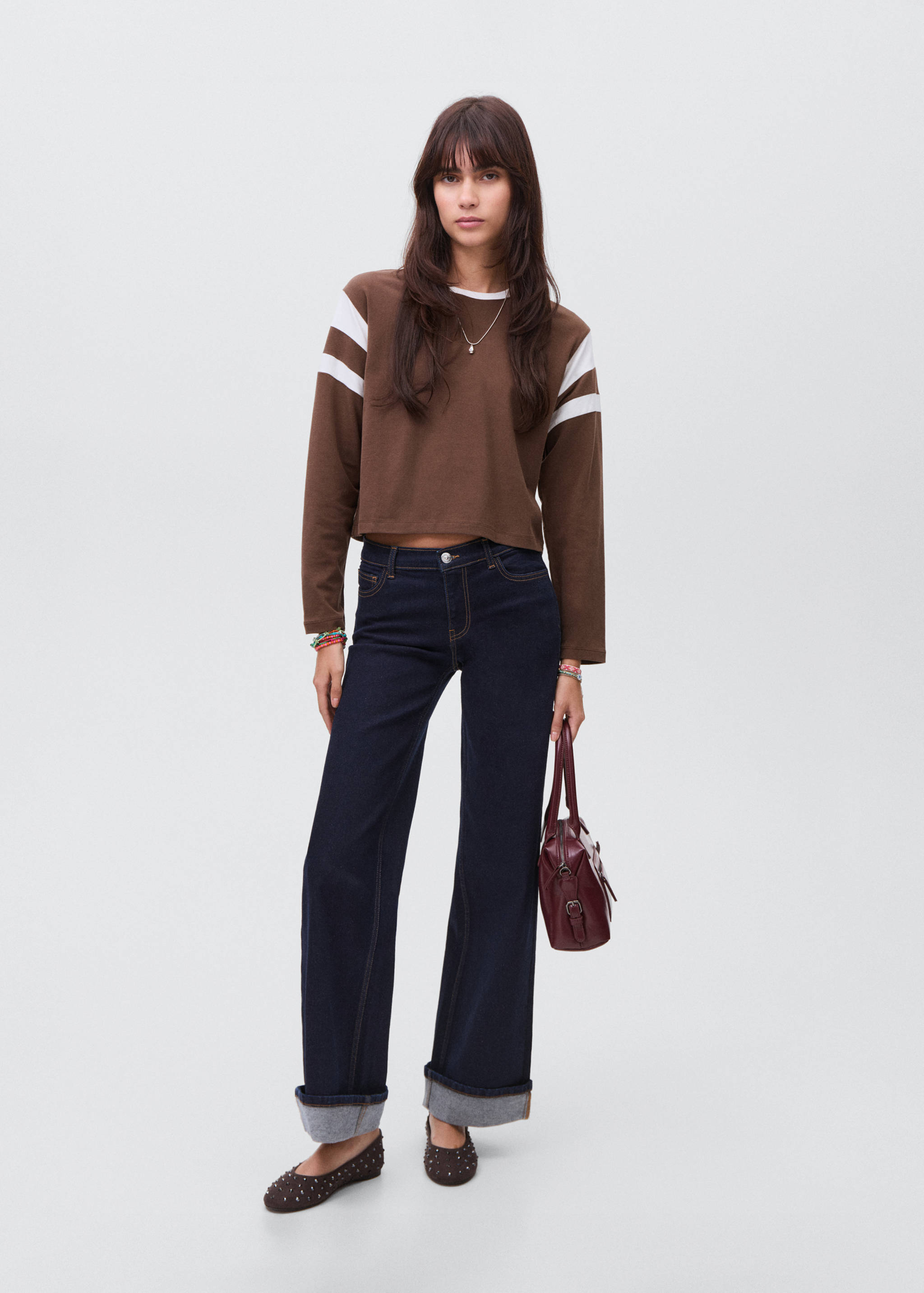 Хлопковая футболка с контрастной горловиной - Общий план