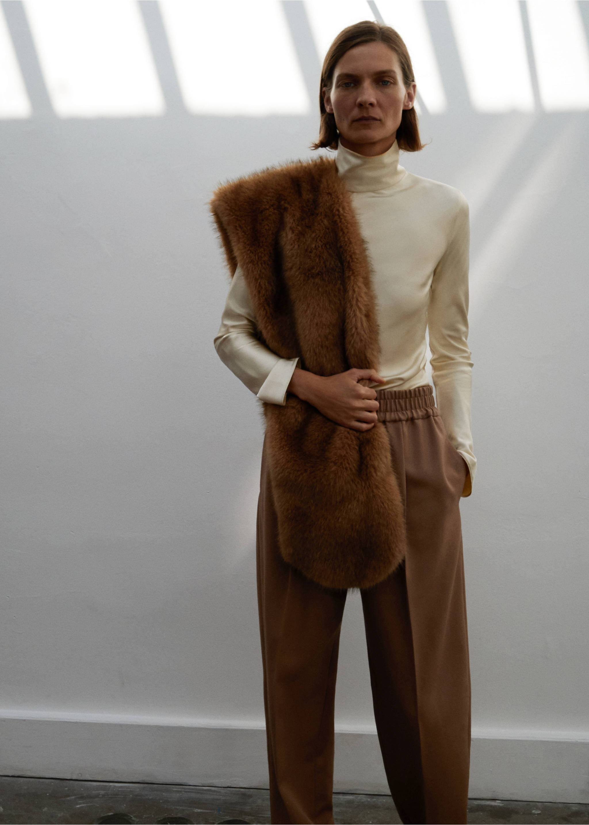 100% wool trousers with elastic waist - Medium plane, Medium Brown. Ref: 17006365-00.