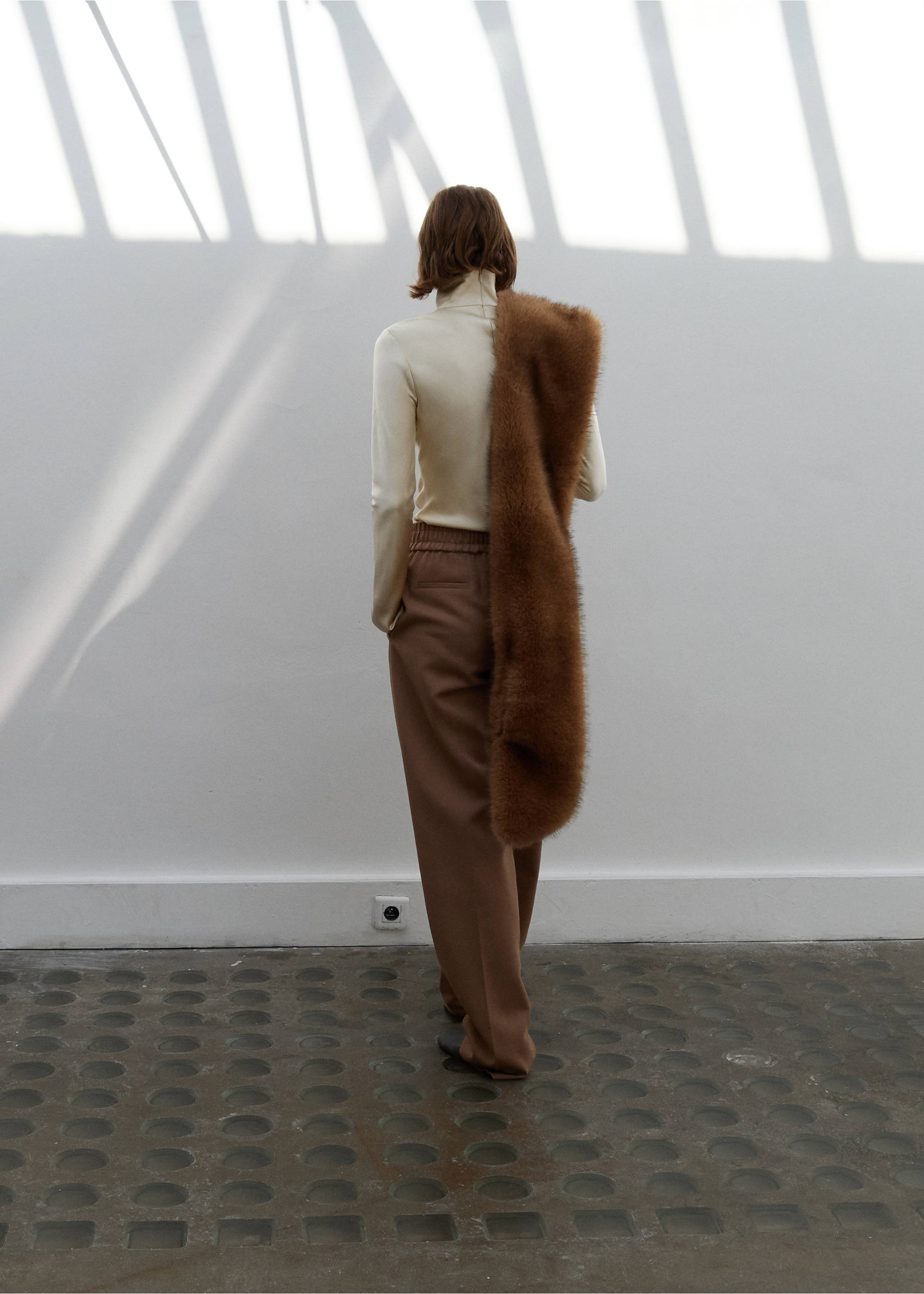 100% wool trousers with elastic waist - Reverse of the article, Medium Brown. Ref: 17006365-00.