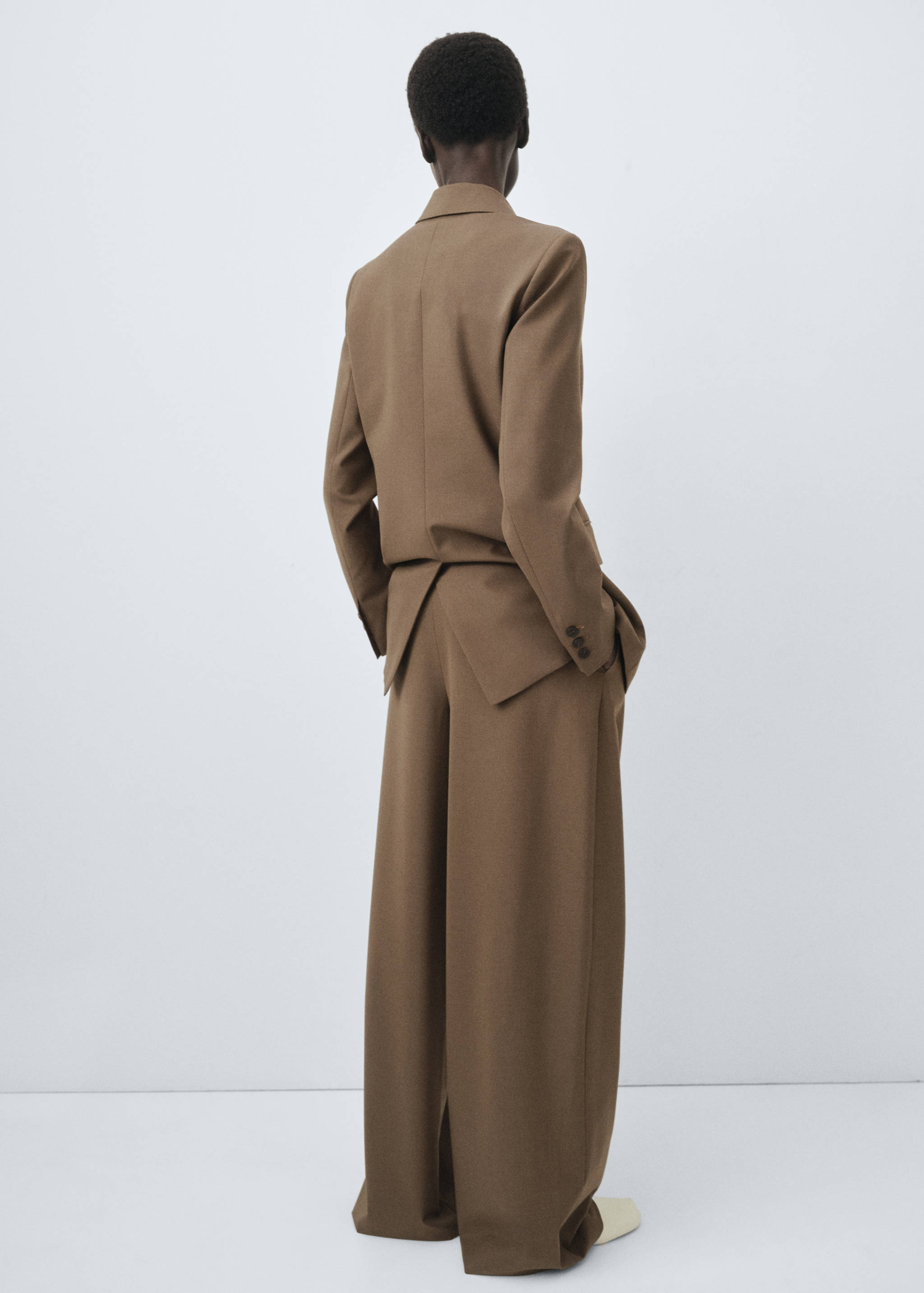 Gerade geschnittene Anzughose mit Bundfalten - Rückseite des Artikels