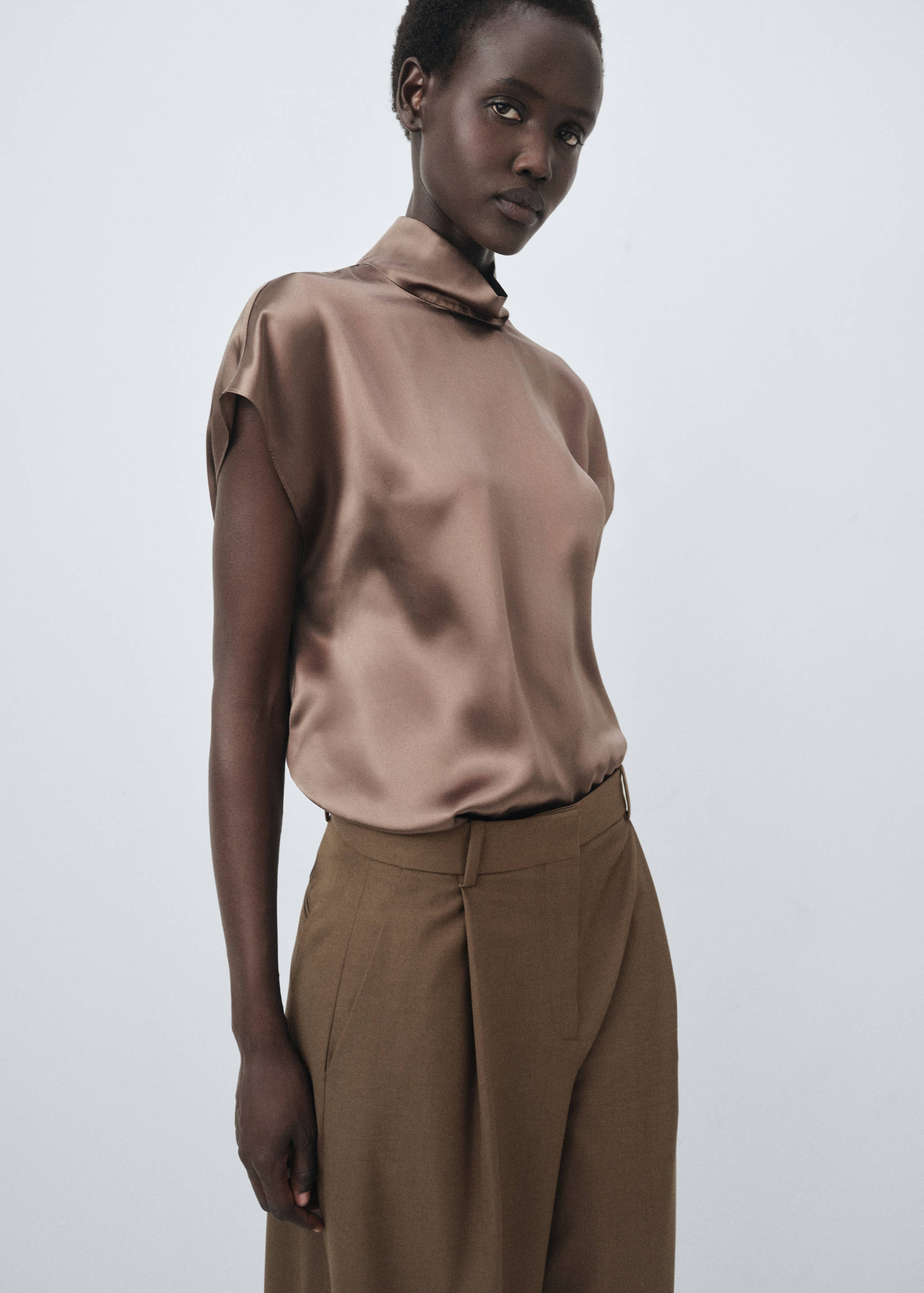 Gerade geschnittene Anzughose mit Bundfalten - Detail des Artikels 1