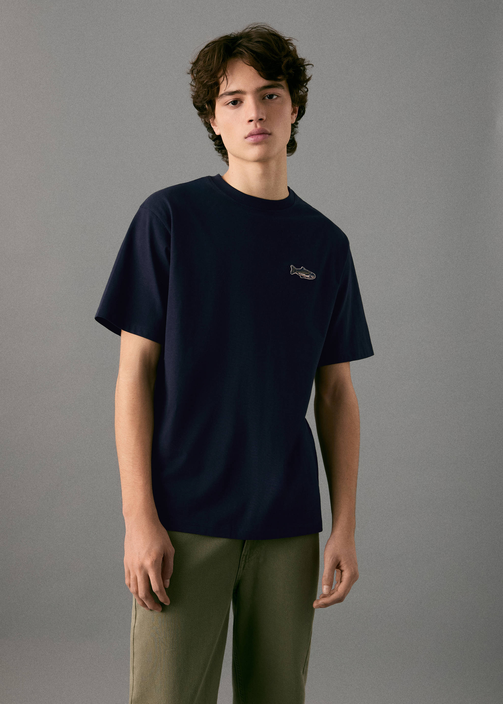 T-shirt en coton avec broderie poisson - Plan moyen