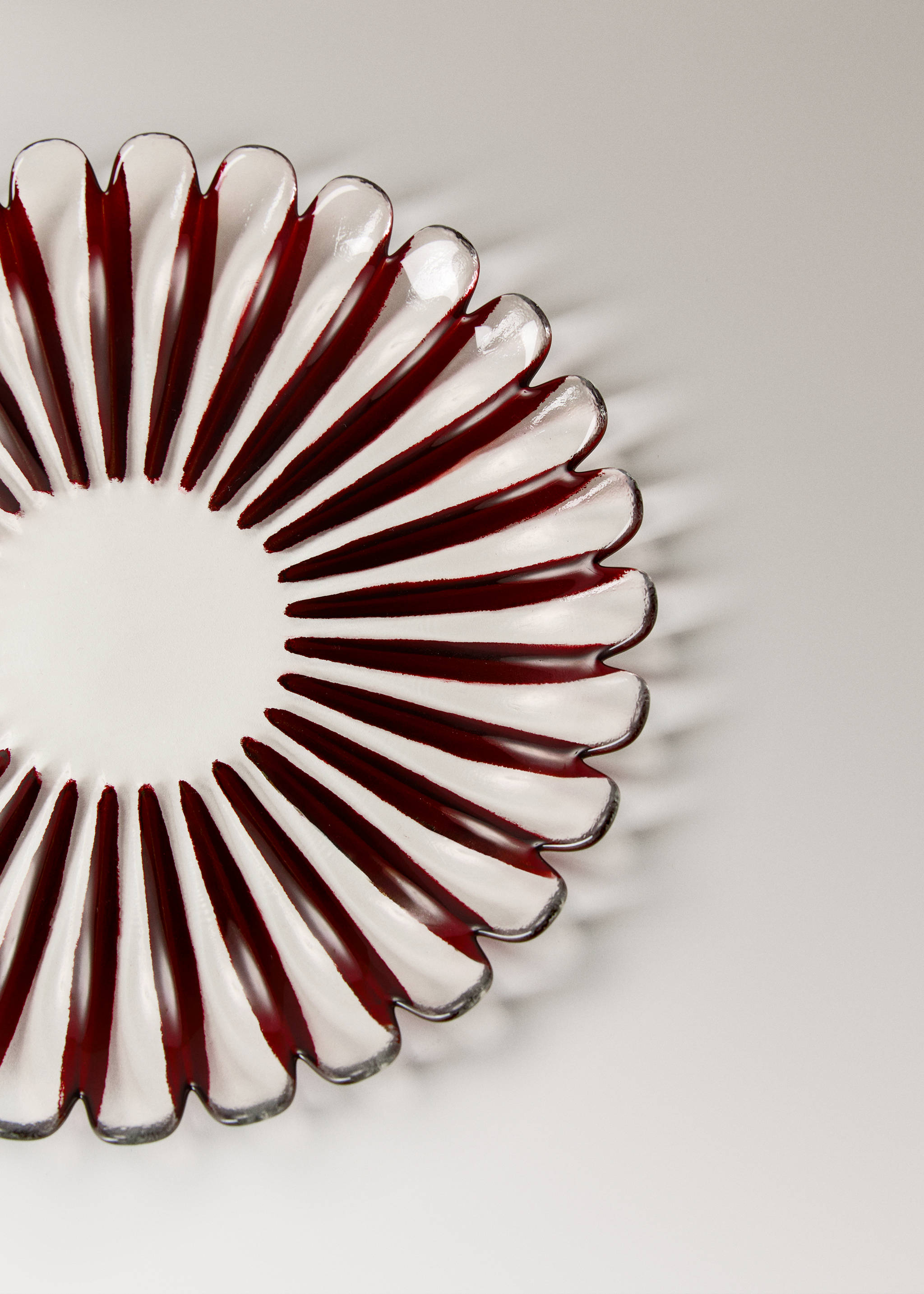 Glass dessert plate with spiral print - Details of the article 2