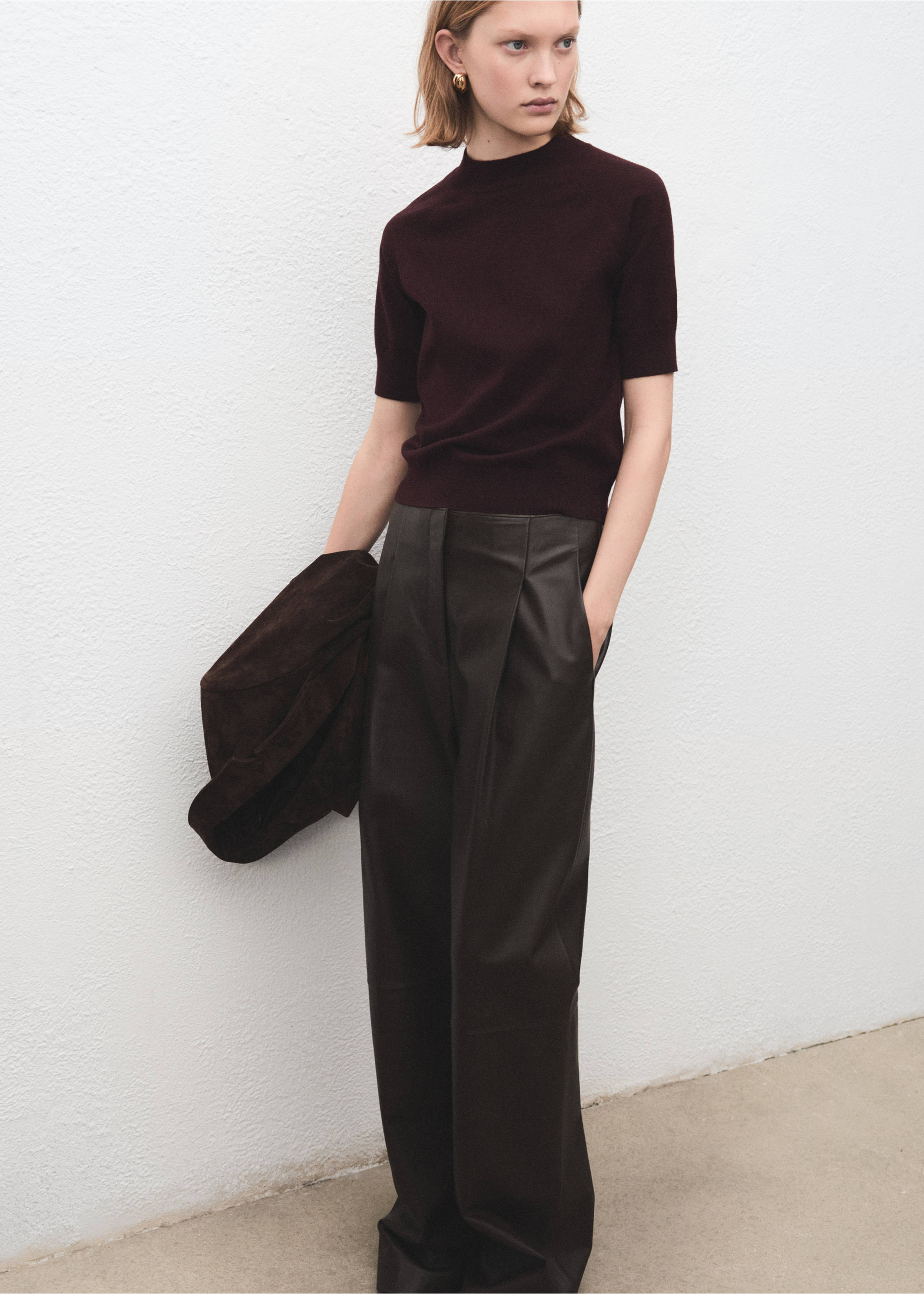 Short-sleeved wool-blend sweater - Details of the article 2, Wine. Ref: 17007784-00.