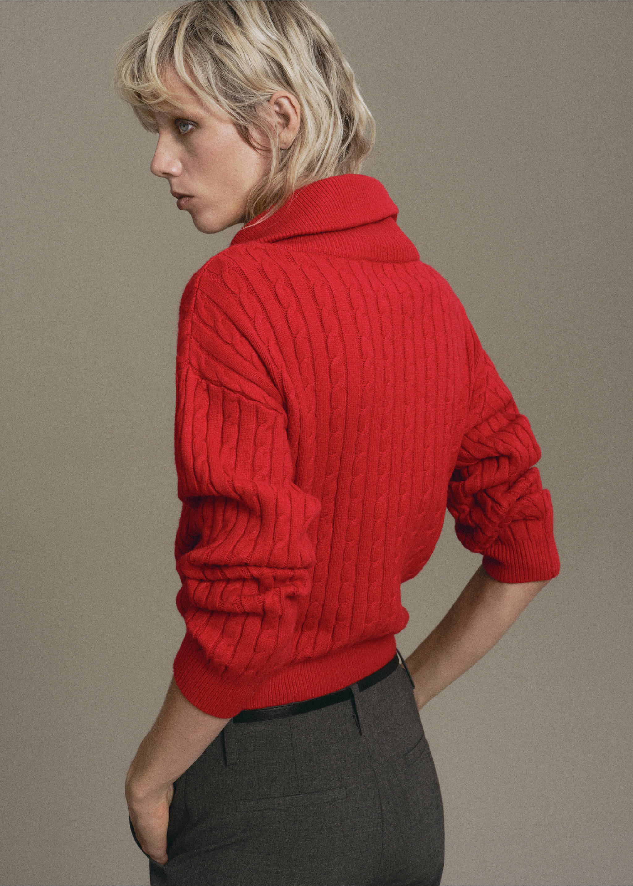 Cable-knit sweater with zip-up neck - Reverse of the article, Red. Ref: 17007785-00.