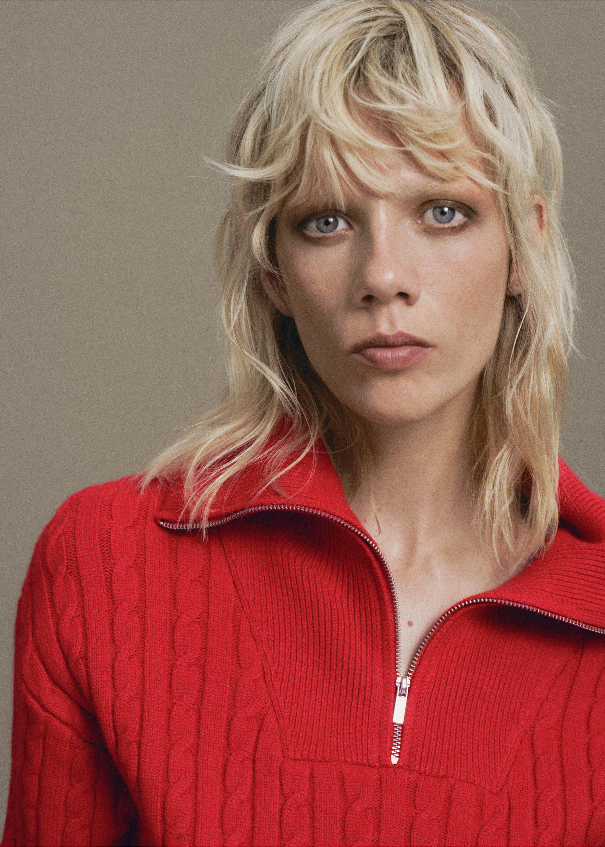 Cable-knit sweater with zip-up neck - Details of the article 1, Red. Ref: 17007785-00.