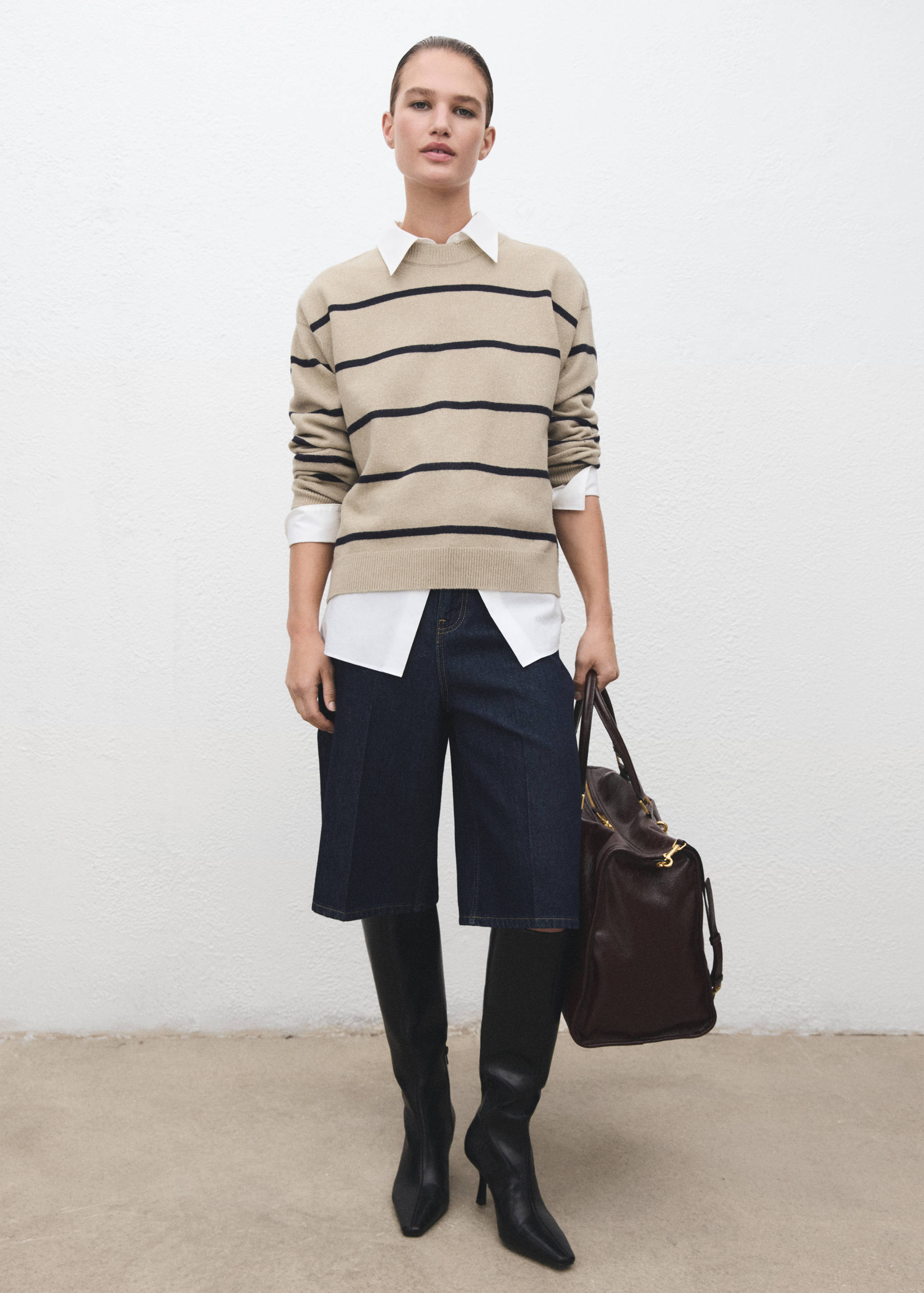 Pulover din tricot cu dungi - Plan general