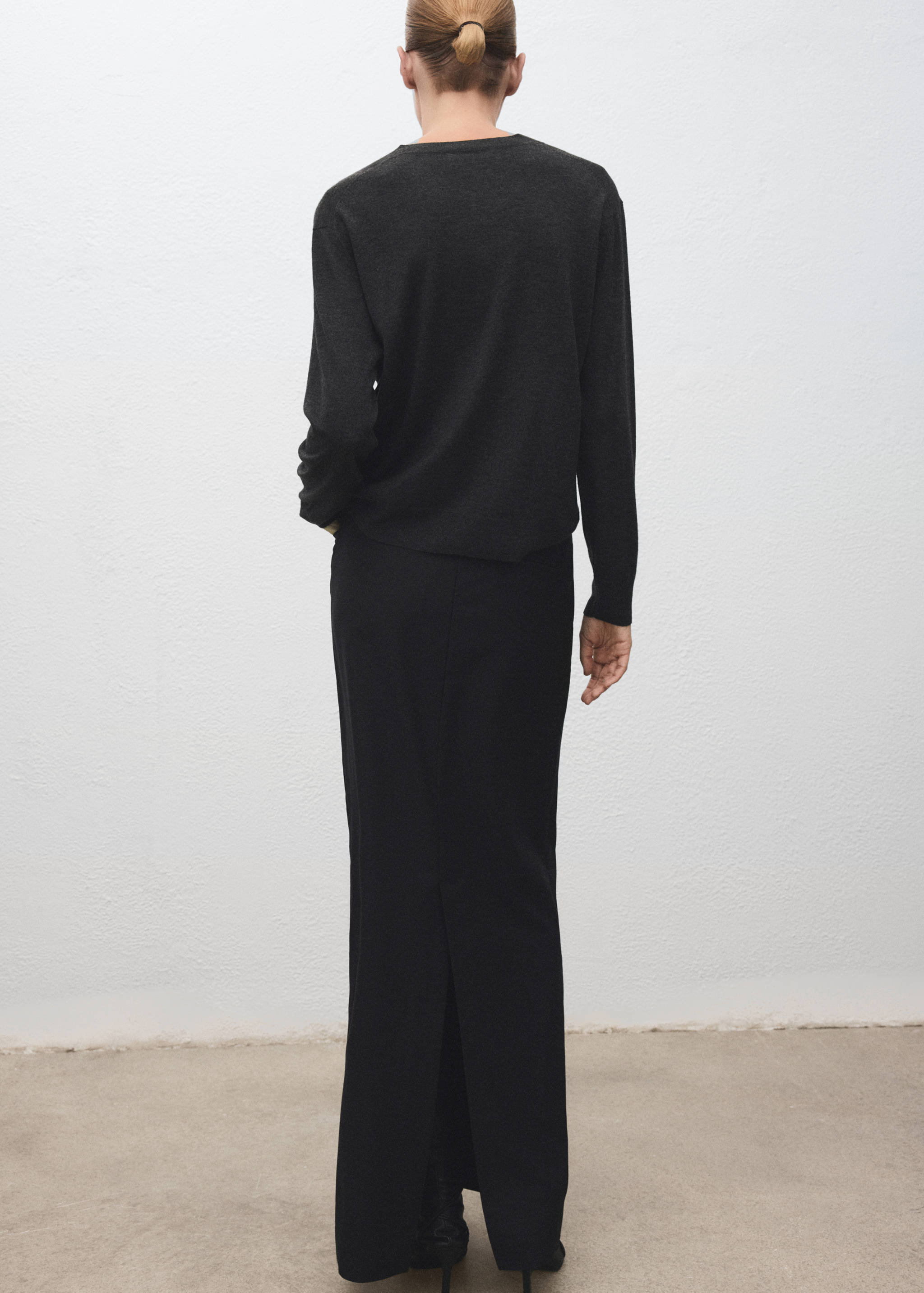 V-neck knit sweater - Reverse of the article