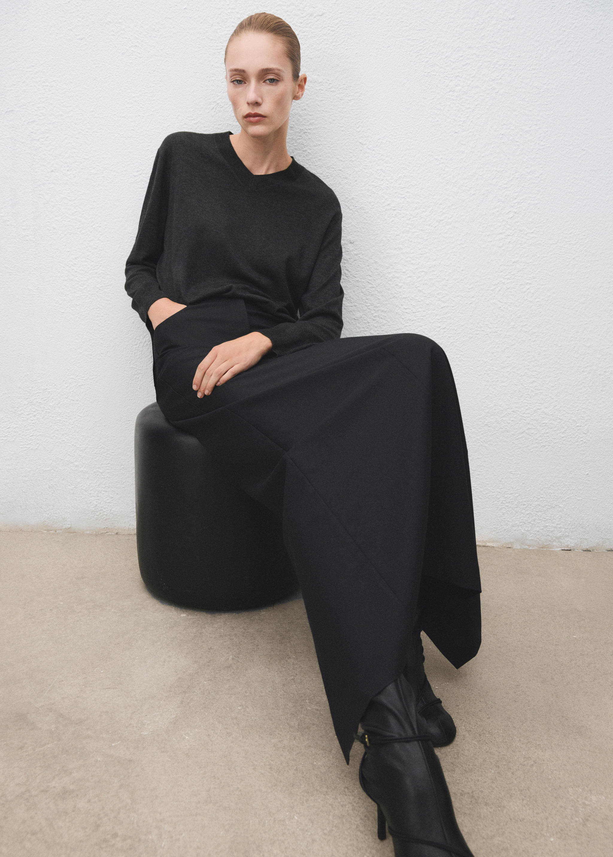 V-neck knit sweater - Details of the article 2