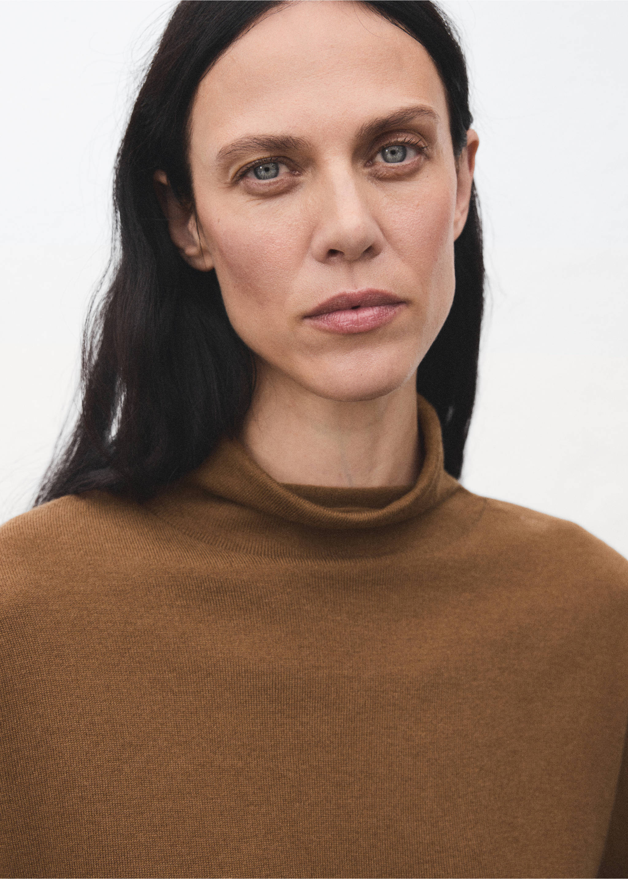 Cable-knit turtleneck sweater - Details of the article 1, Tobacco Brown. Ref: 17007819-00.