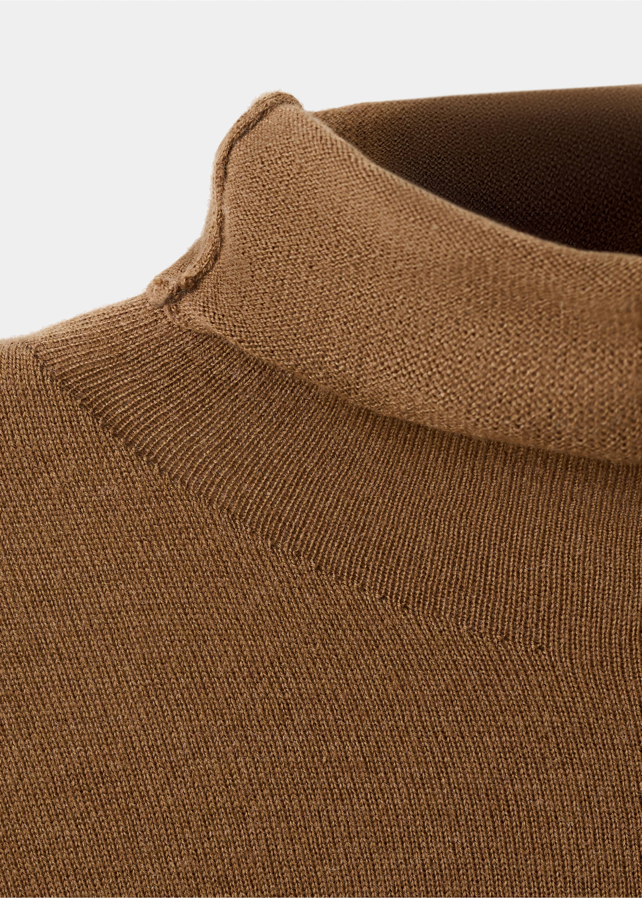 Cable-knit turtleneck sweater - Details of the article 8, Tobacco Brown. Ref: 17007819-00.