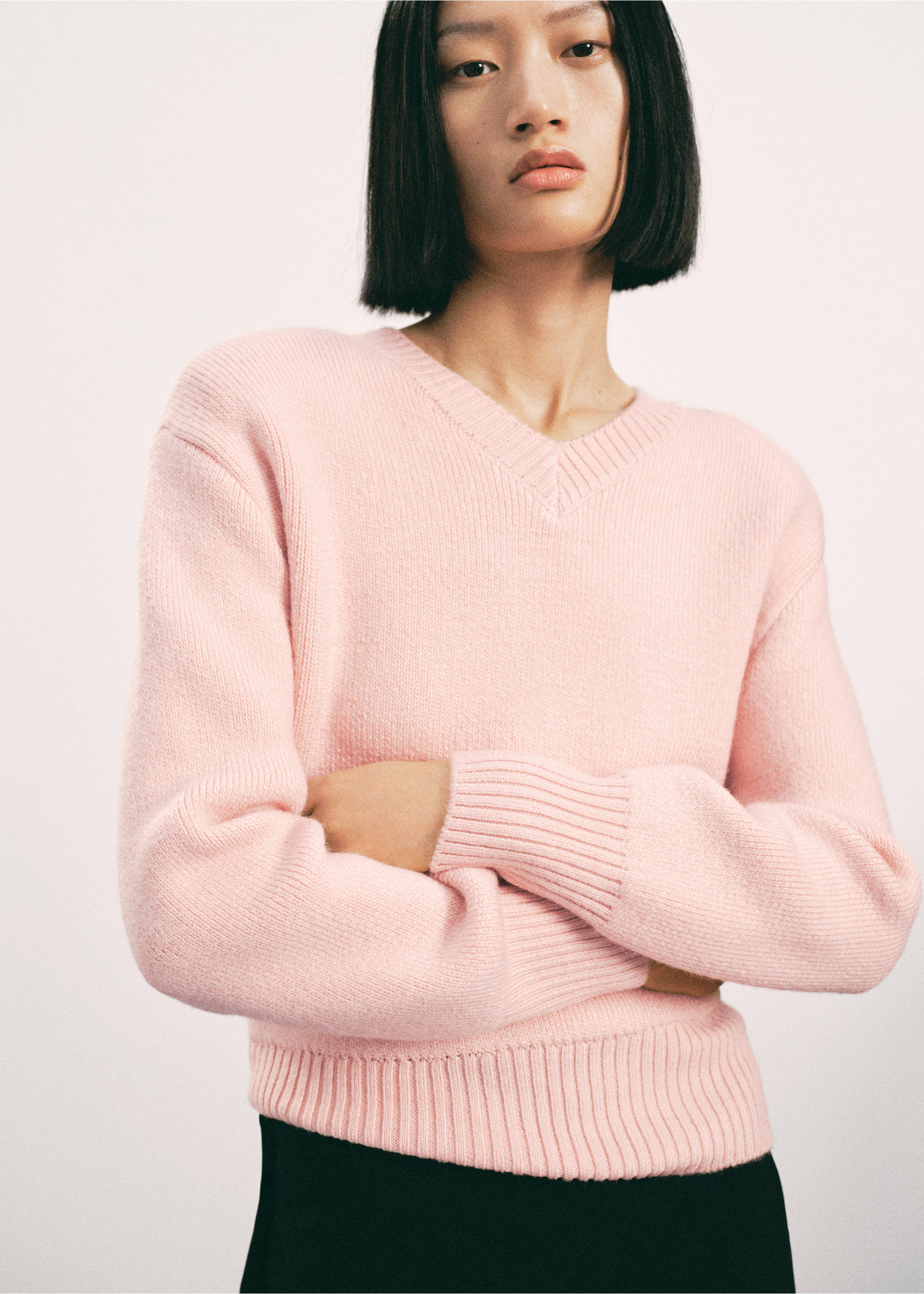 V-neck knit sweater - Medium plane, Pastel Pink. Ref: 17007840-00.