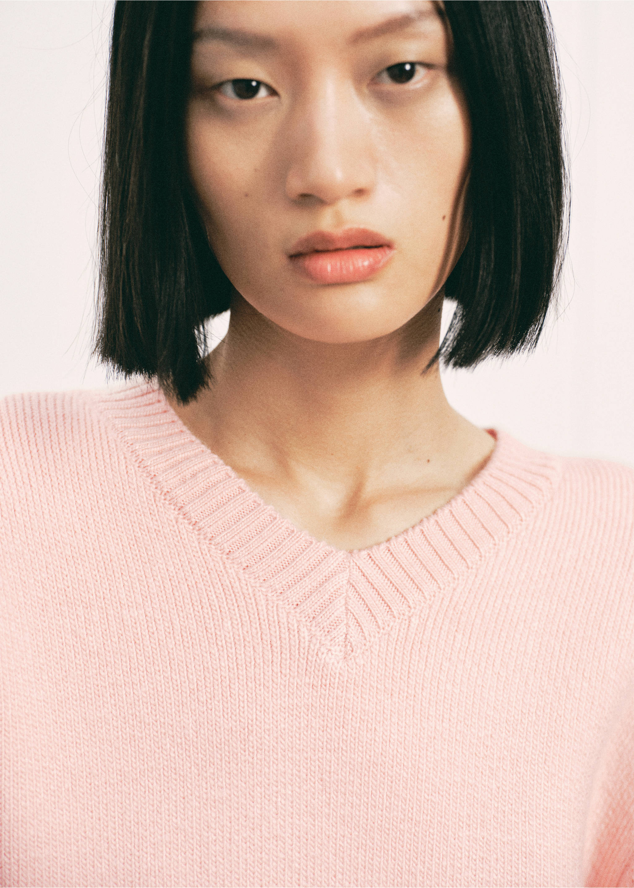 V-neck knit sweater - Details of the article 2, Pastel Pink. Ref: 17007840-00.