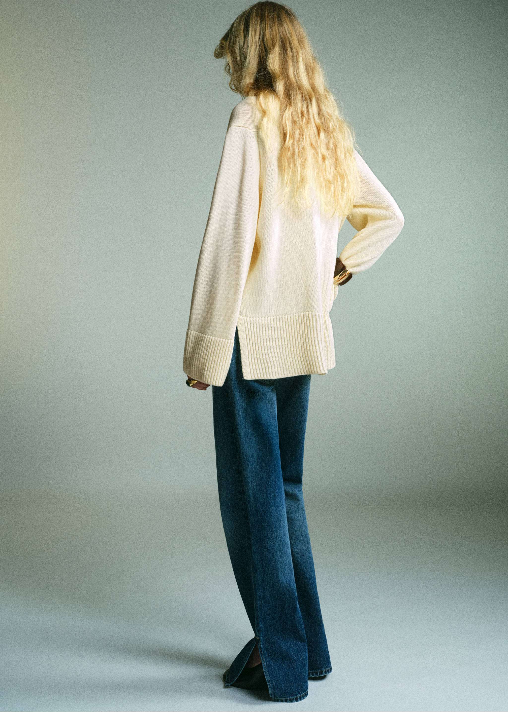 Turtleneck sweater with slits - Reverse of the article, Ecru. Ref: 17007843-00.