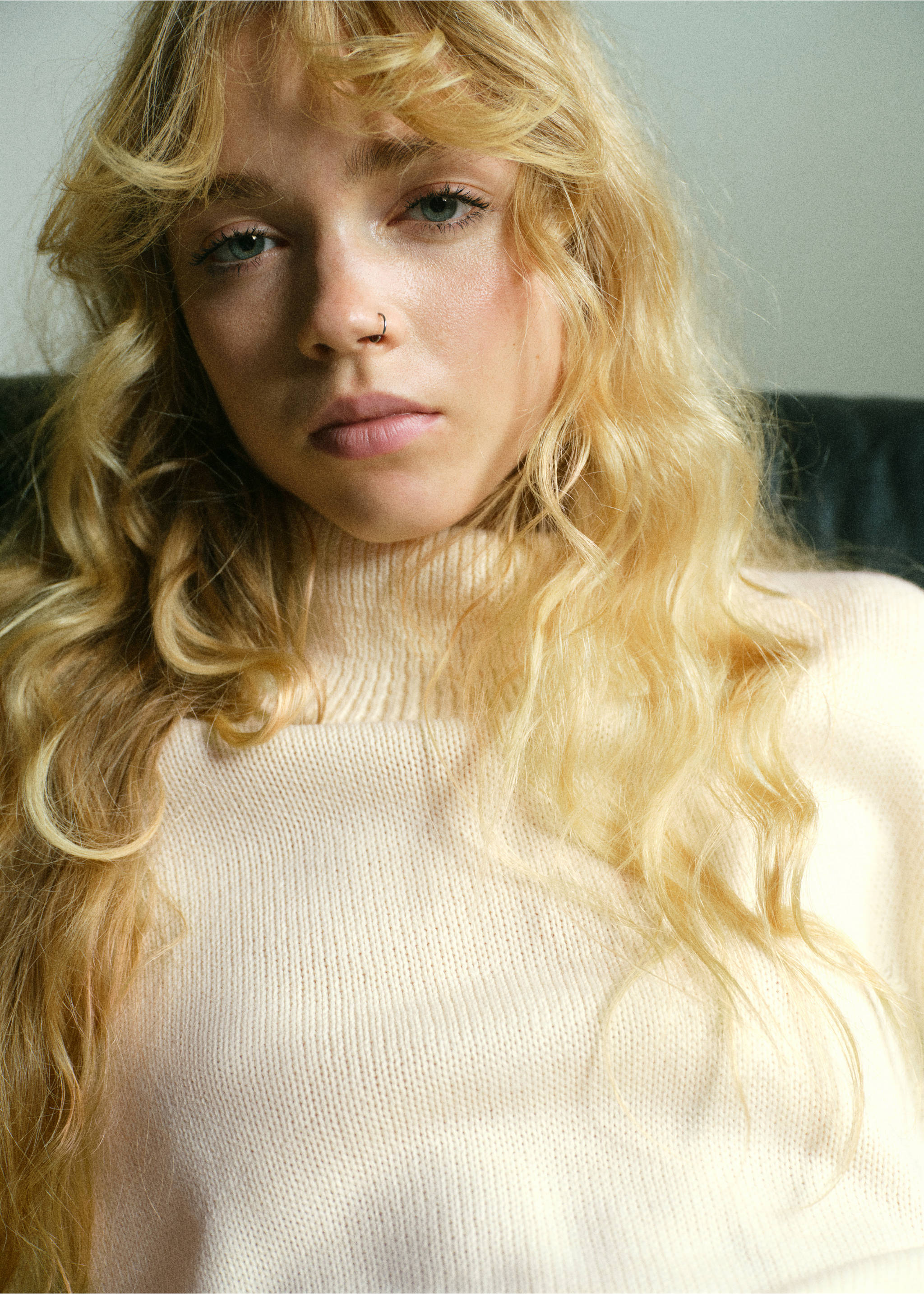 Turtleneck sweater with slits - Details of the article 1, Ecru. Ref: 17007843-00.