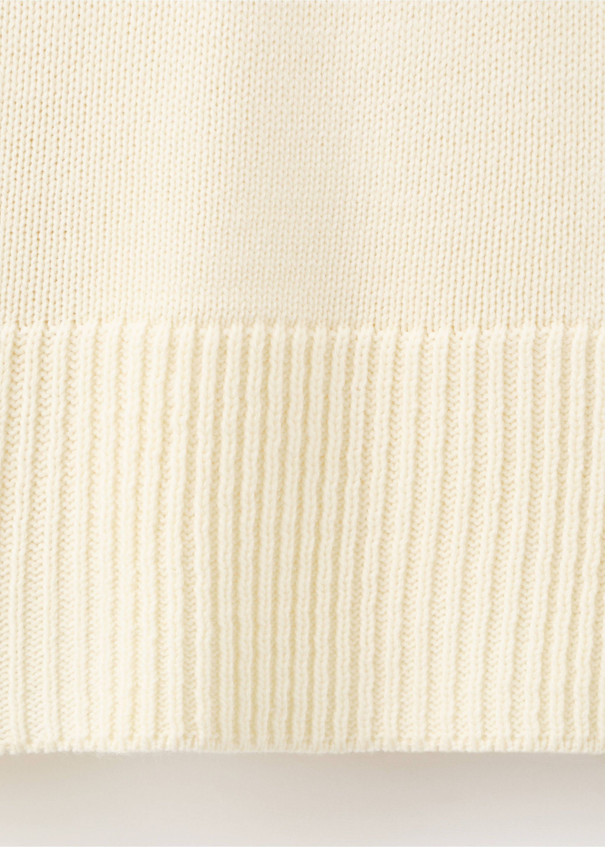 Turtleneck sweater with slits - Details of the article 8, Ecru. Ref: 17007843-00.