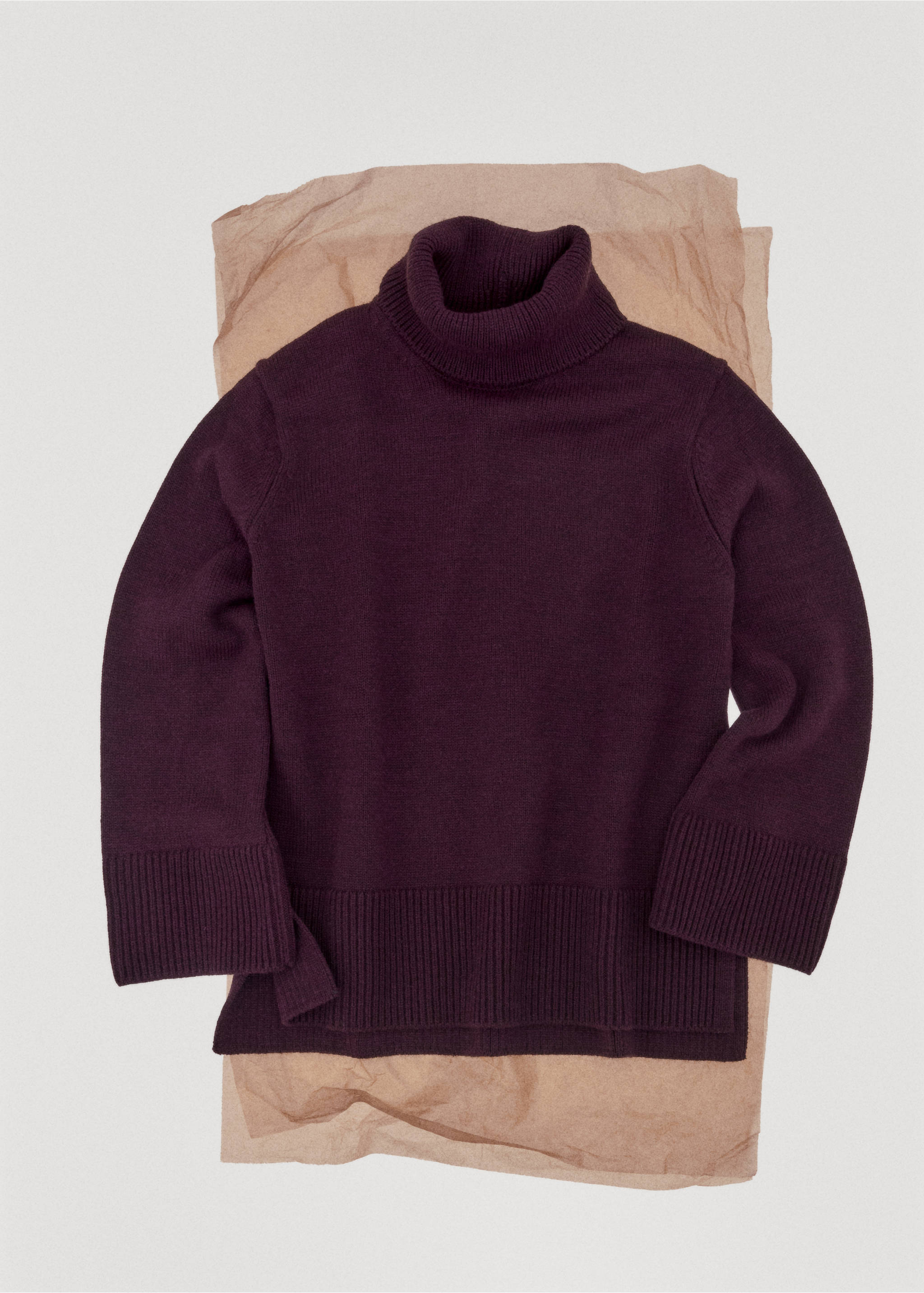 Turtleneck sweater with slits - Details of the article 7, Wine. Ref: 17007843-00.
