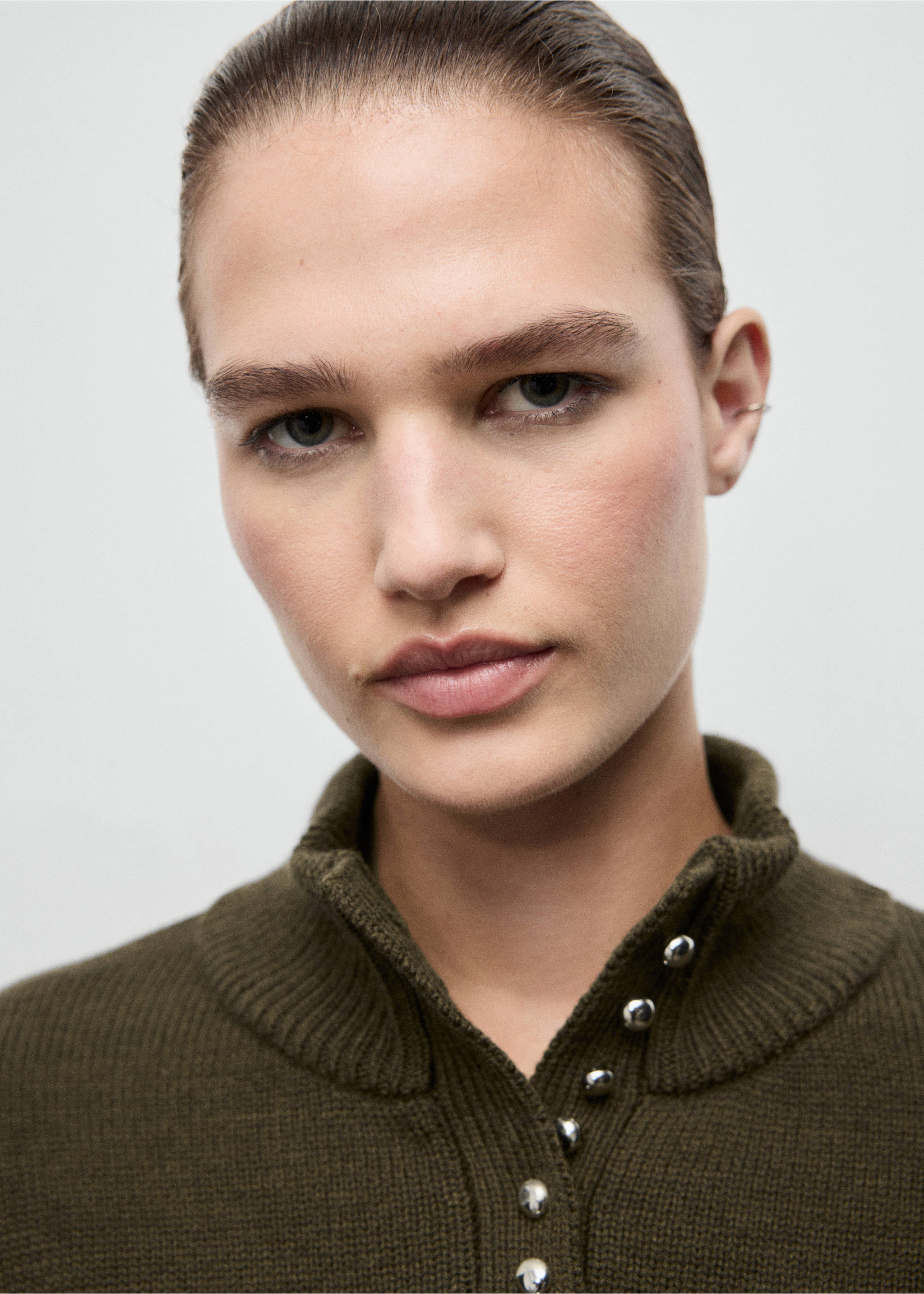 Perkins-neck sweater with button - Details of the article 1, Khaki. Ref: 17007844-00.