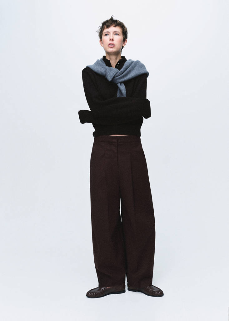 Perkins-neck sweater with button — Black
