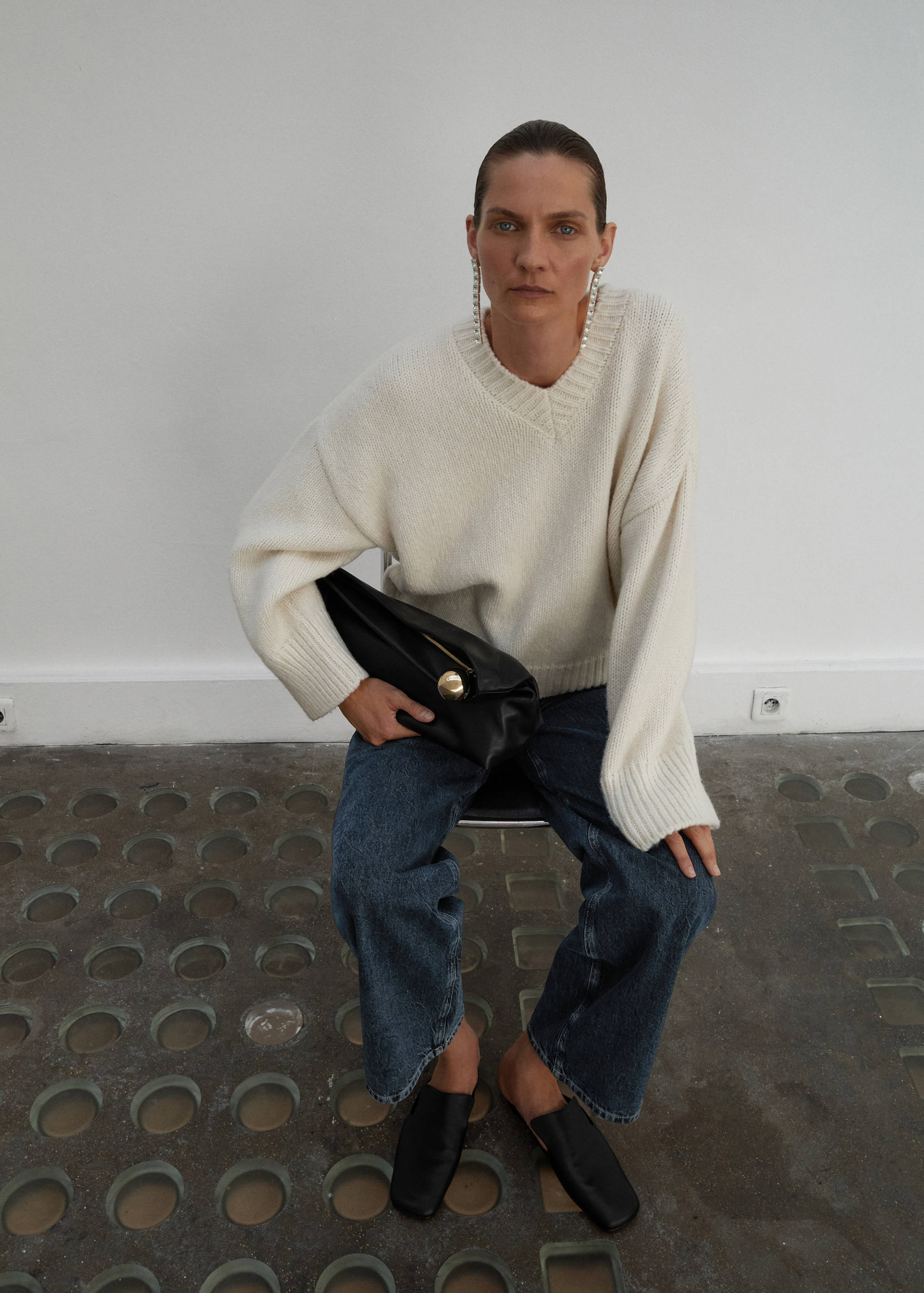 V-neck wool sweater - General plane