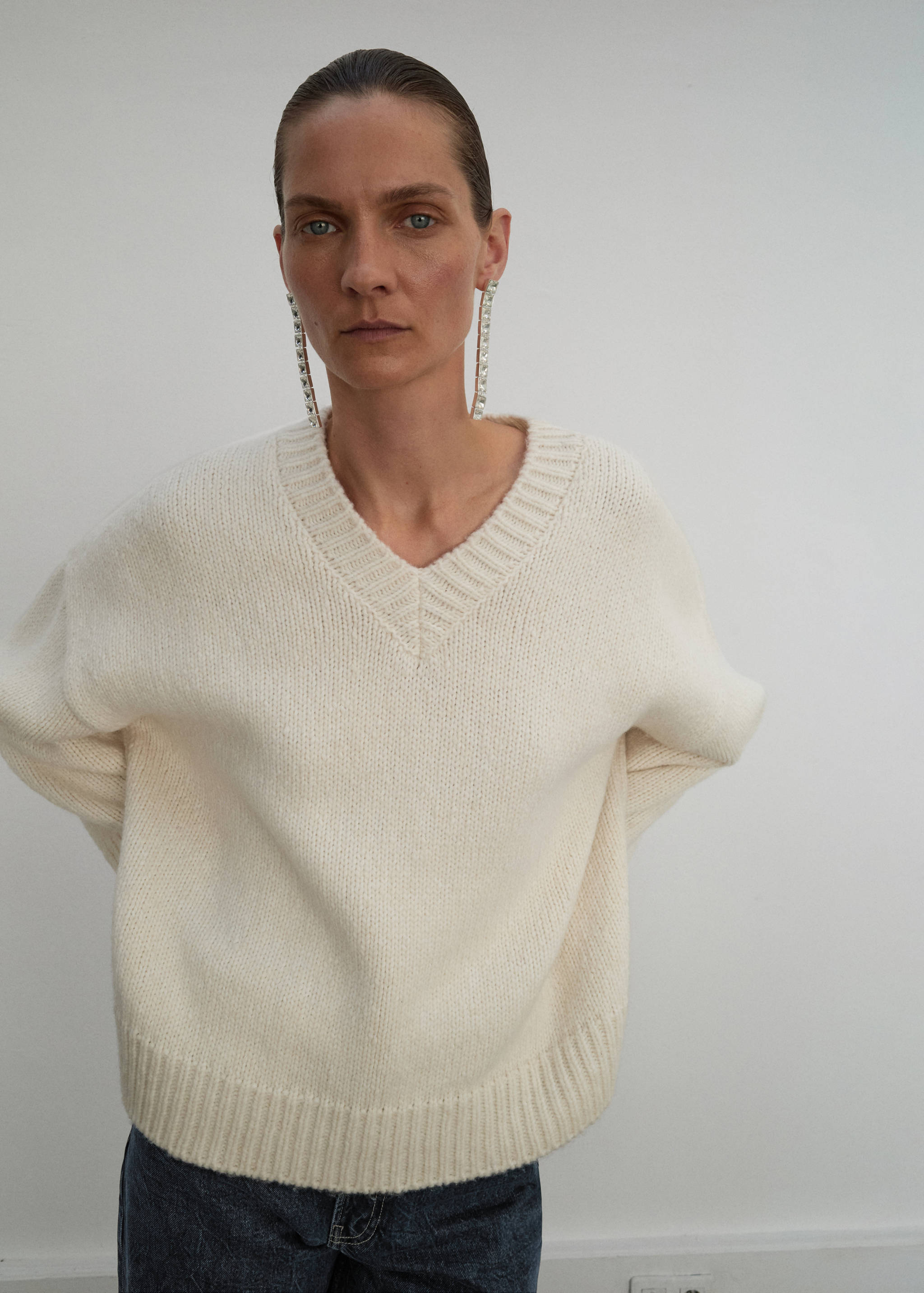 V-neck wool sweater - Medium plane