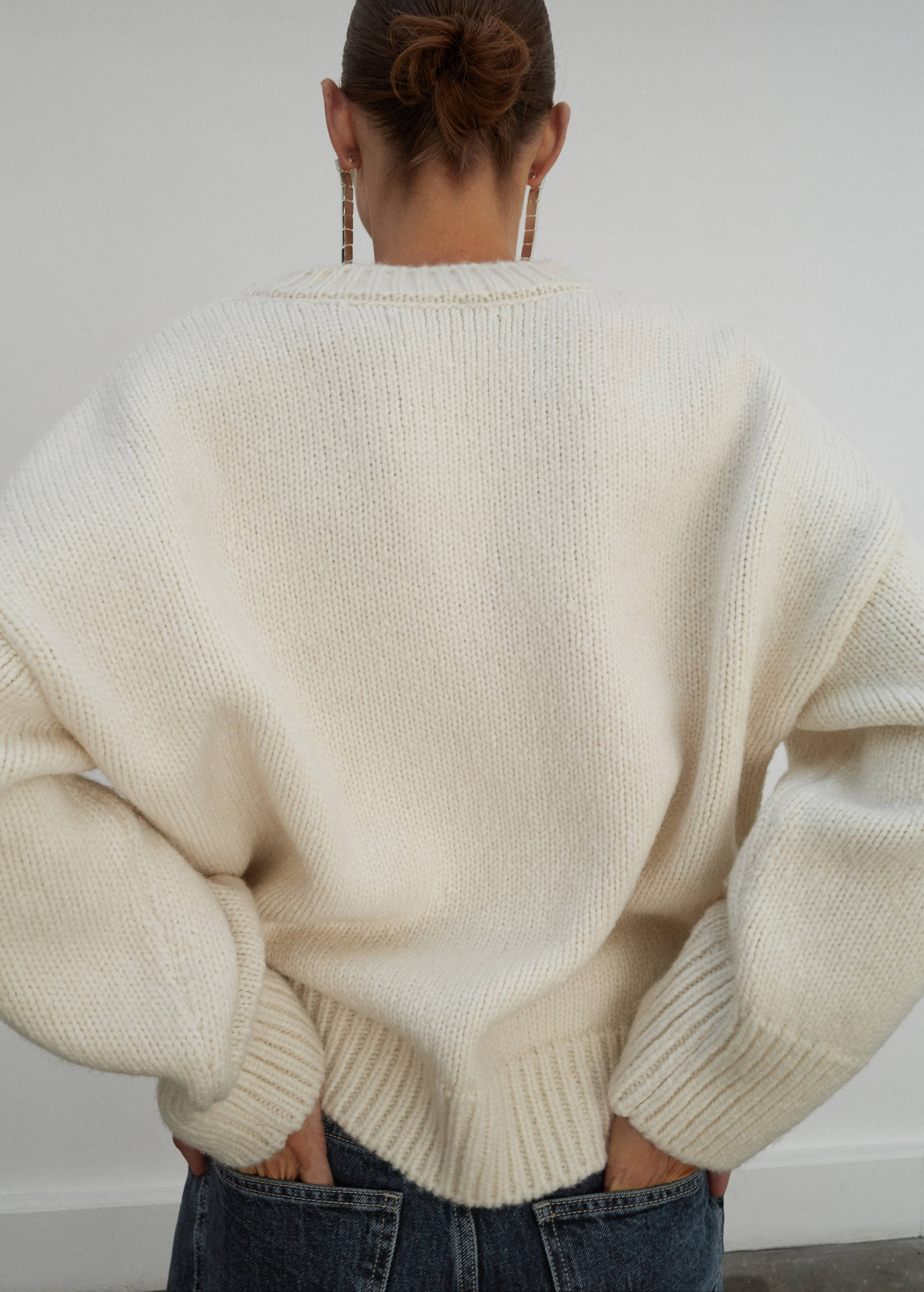 V-neck wool sweater - Reverse of the article