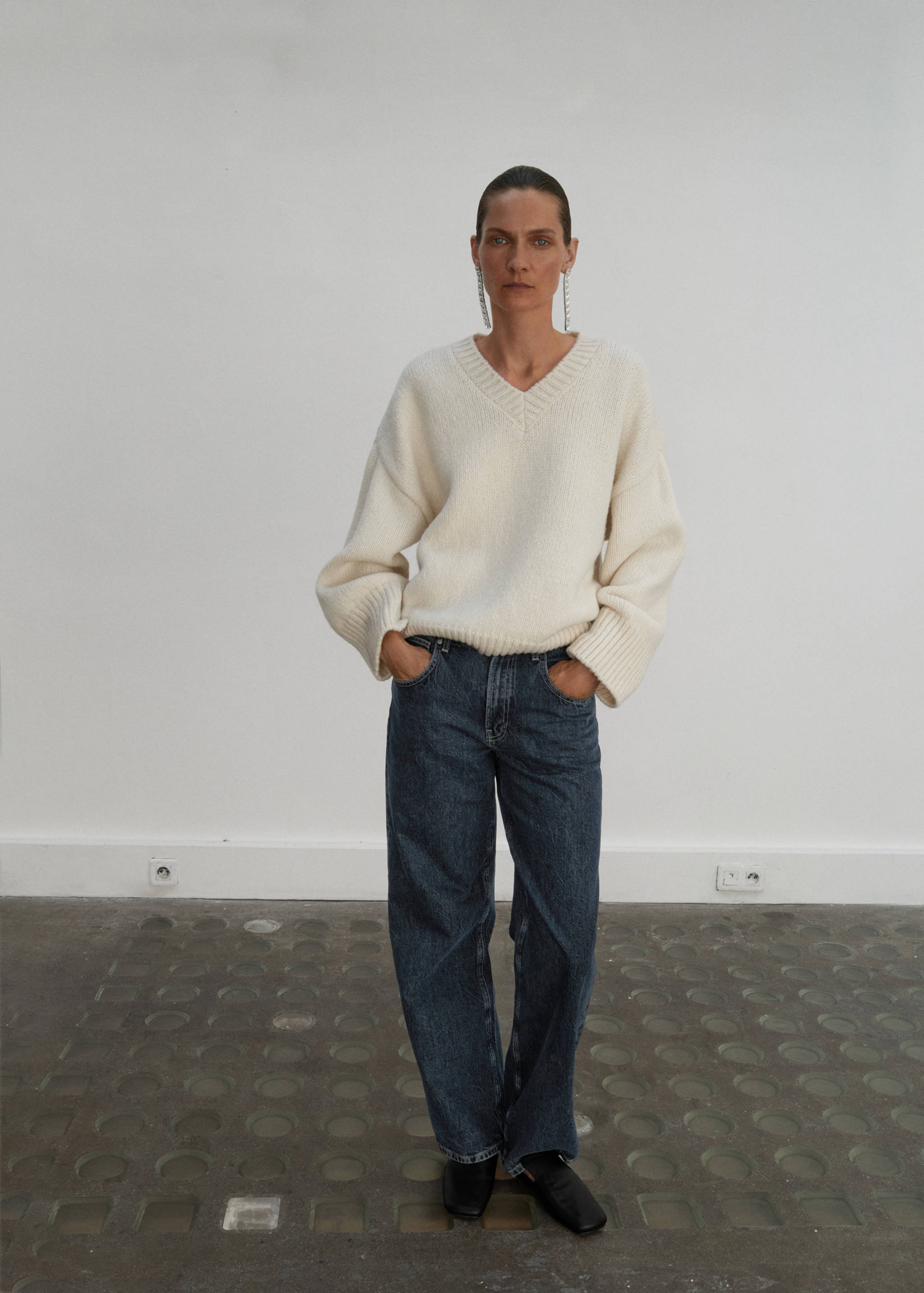 V-neck wool sweater - Details of the article 1