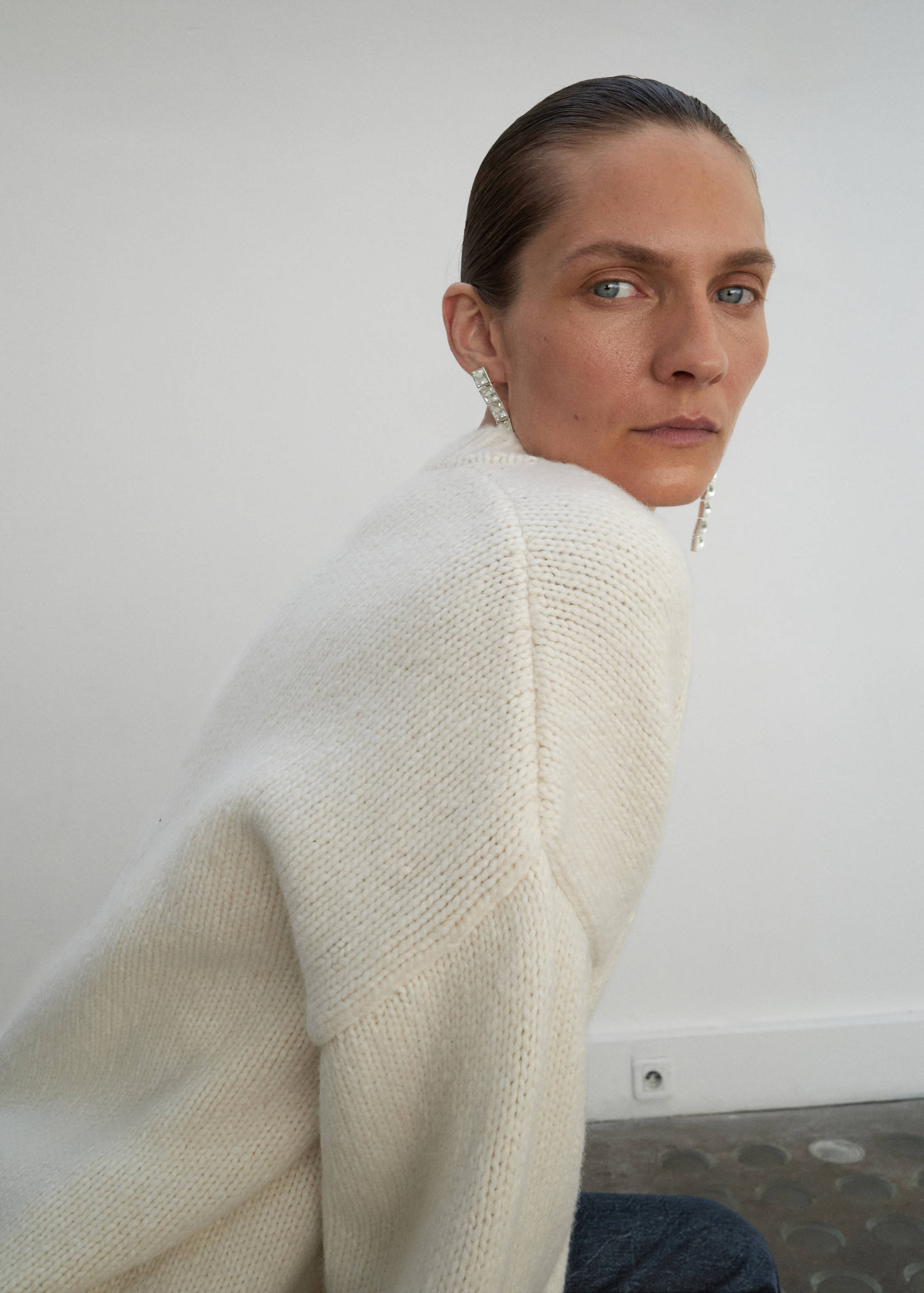 V-neck wool sweater - Details of the article 2