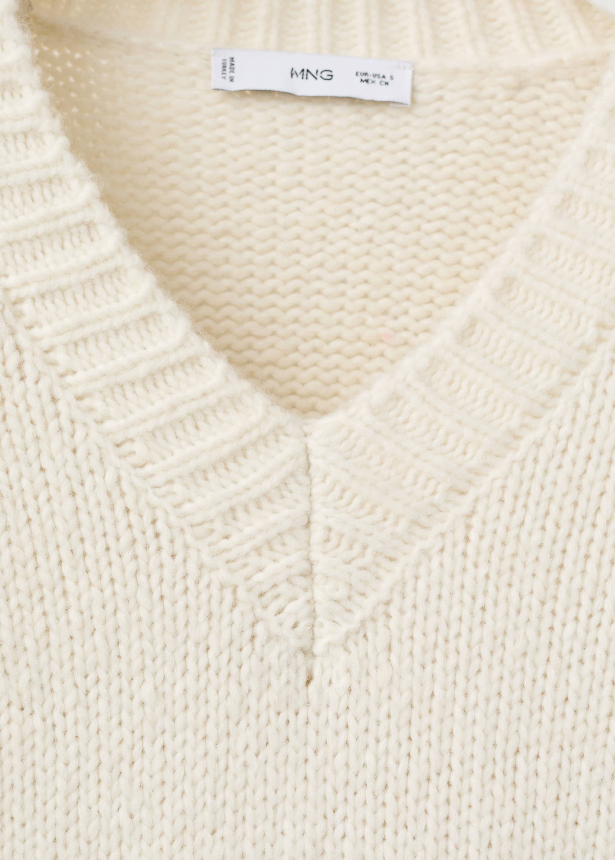 V-neck wool sweater - Details of the article 8