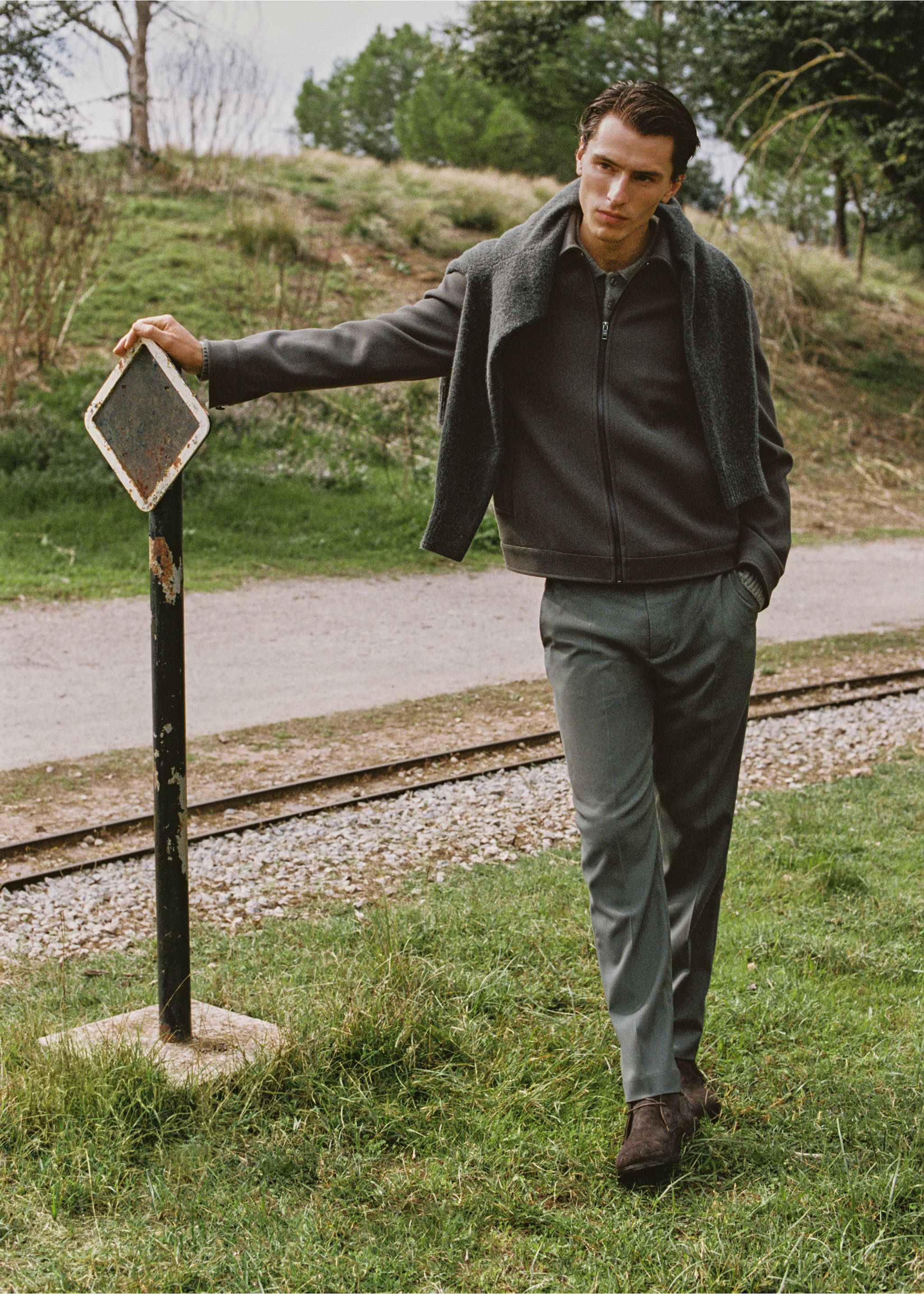 Pantalón regular fit fluido - Detalle del artículo 5, Verde oscuro. Ref: 17007890-00.