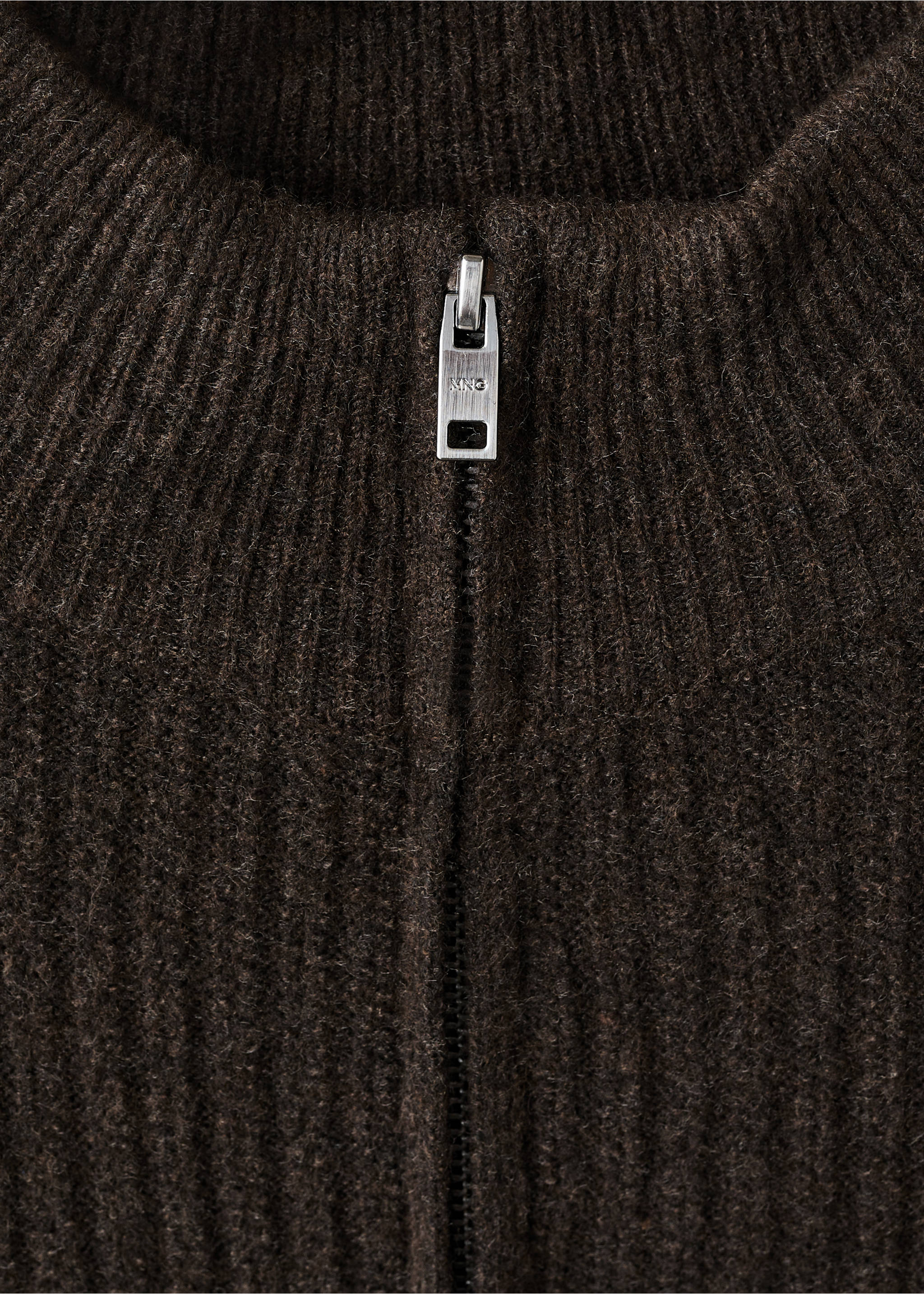 Jersey canalé cuello cremallera - Detalle del artículo 8, Marrón. Ref: 17007899-00.