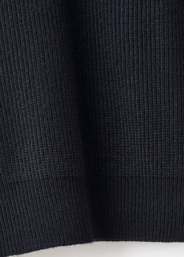 Knitted ribbed sweater — Navy