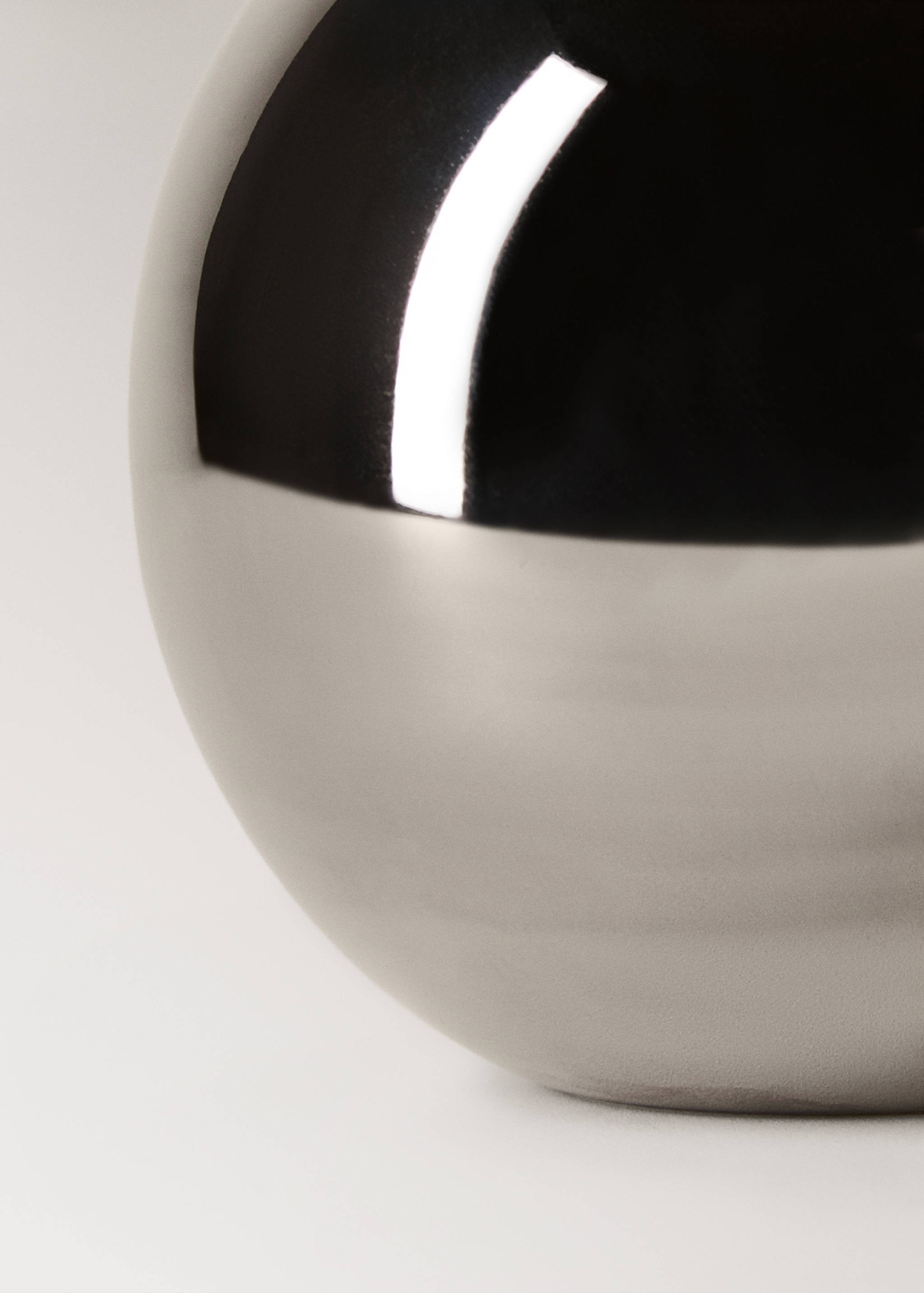 Bilă decorativă medie din ceramică - Detaliu al articolului 1