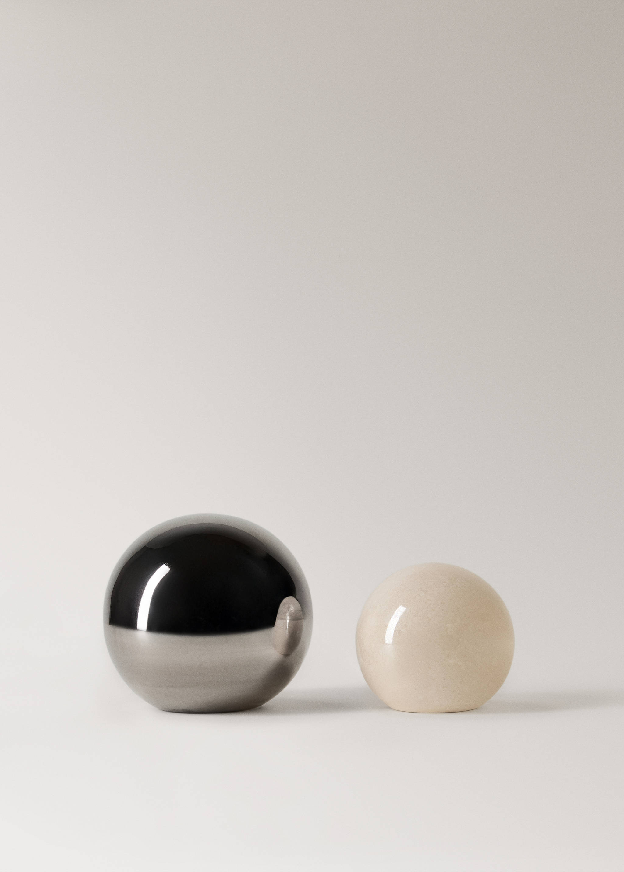 Bilă decorativă medie din ceramică - Detaliu al articolului 3