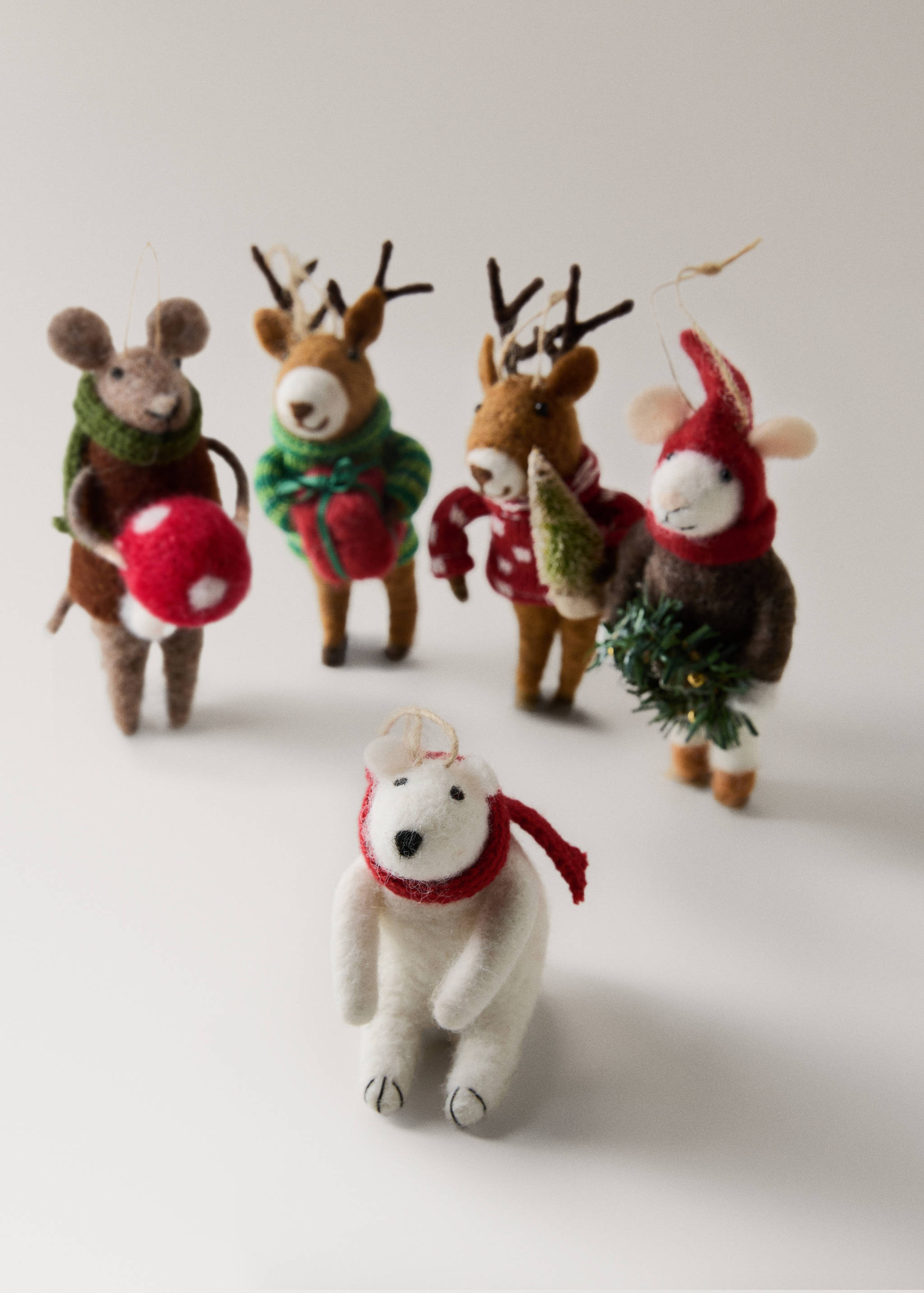 Ornament urs din fetru - Detaliu al articolului 3