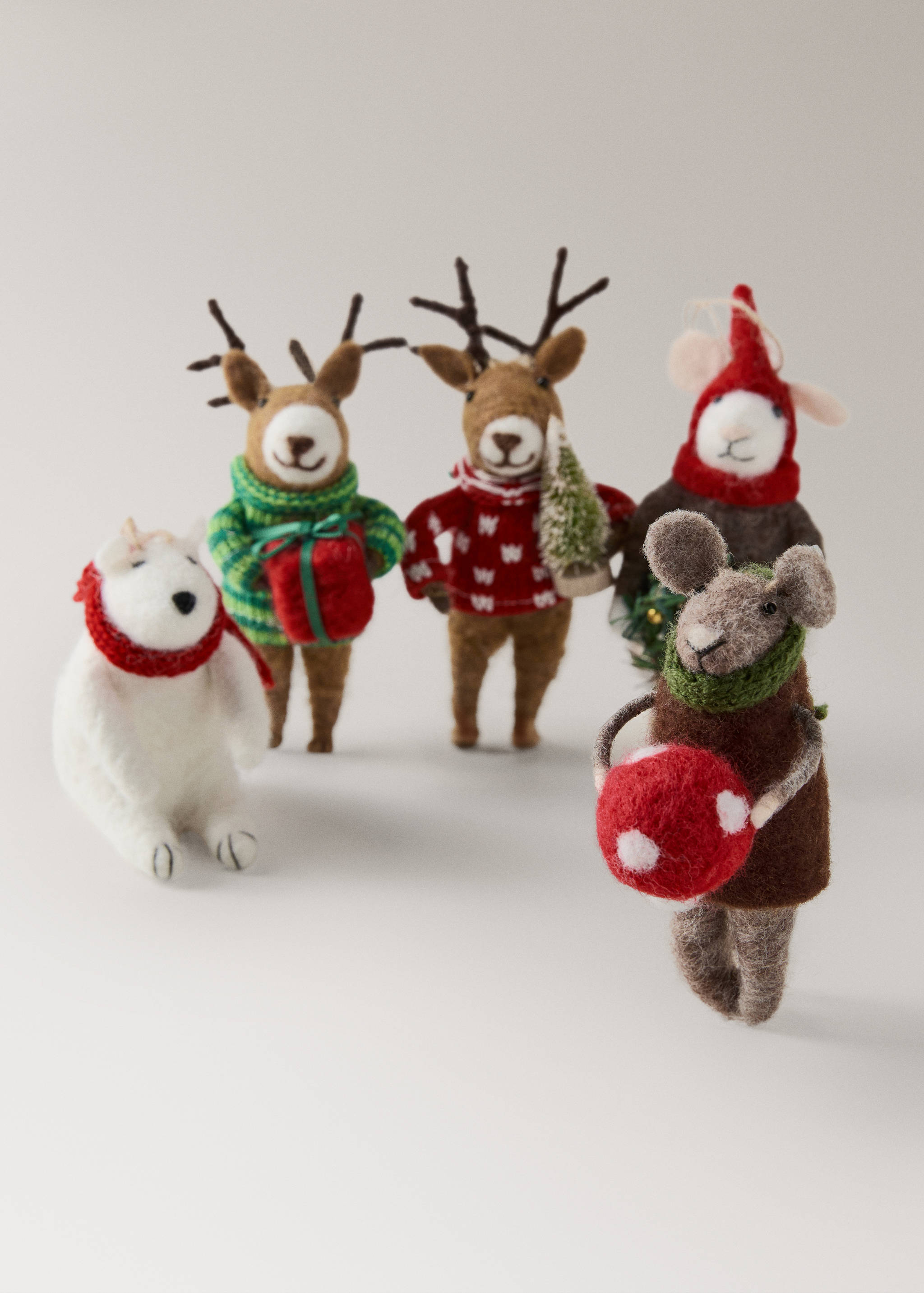 Felt mouse decoration - Details of the article 3