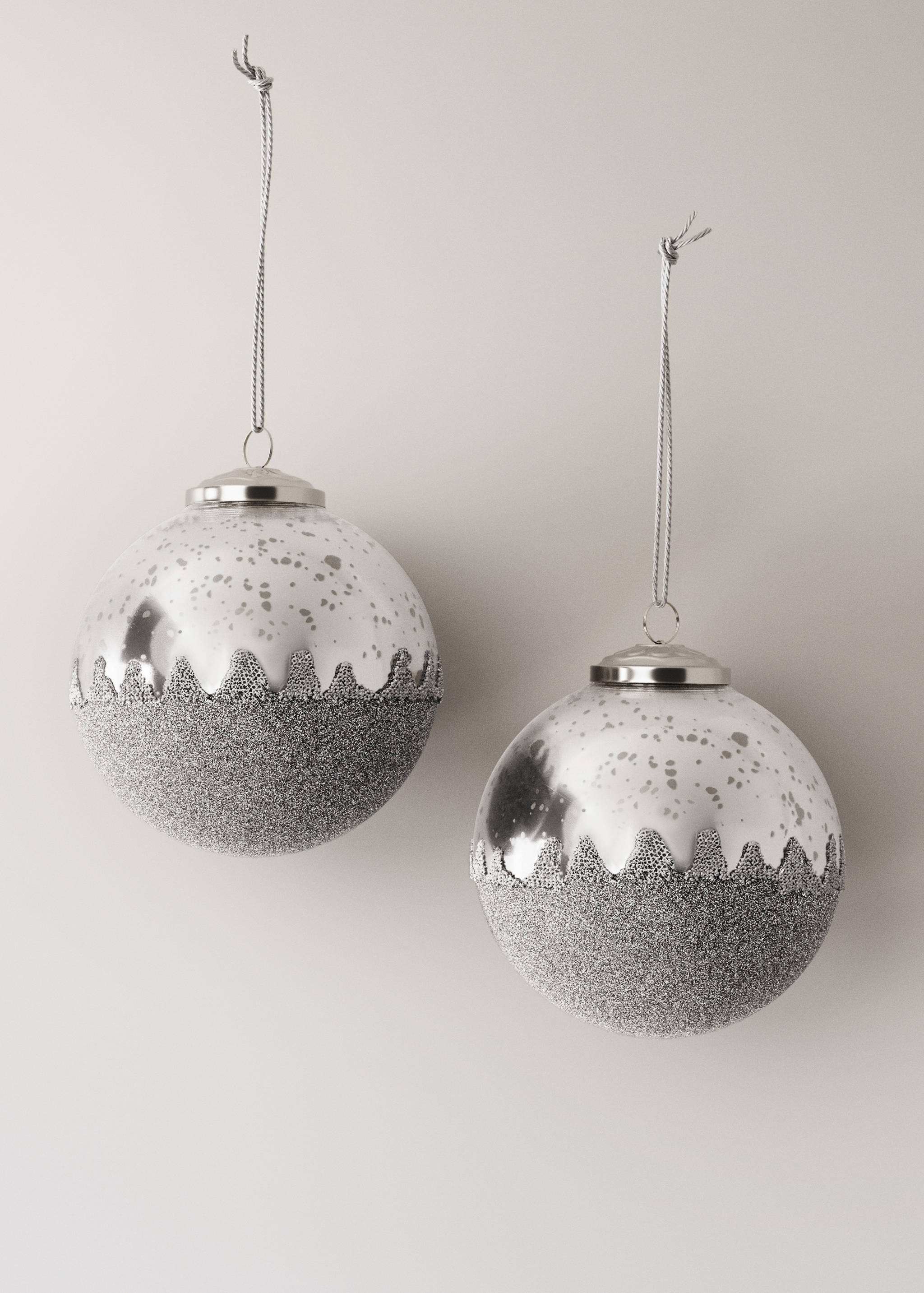 Julgransprydnader med snöflingsdetaljer - Artikel utan modell