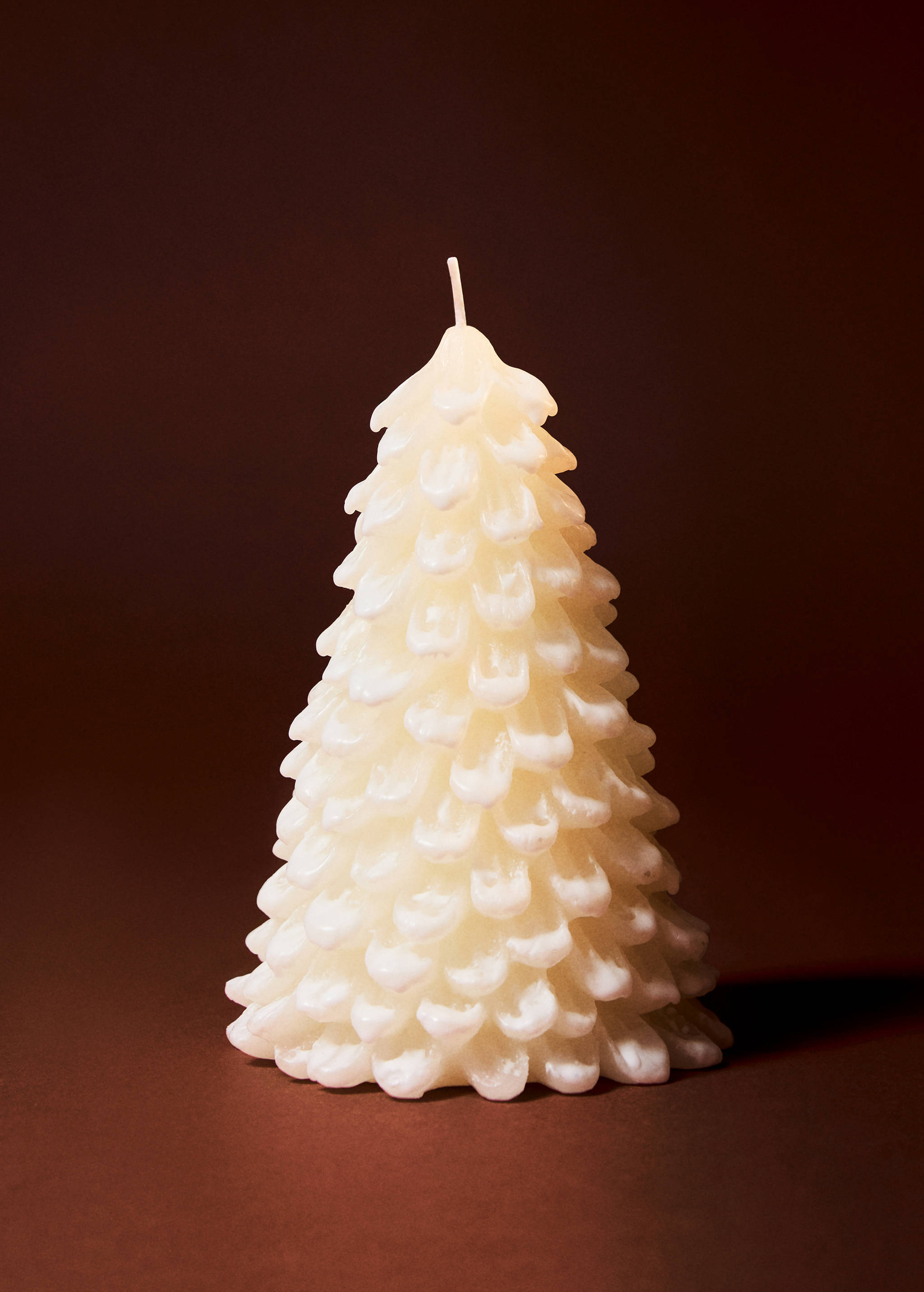Decorative snow-covered fir candle - General plane