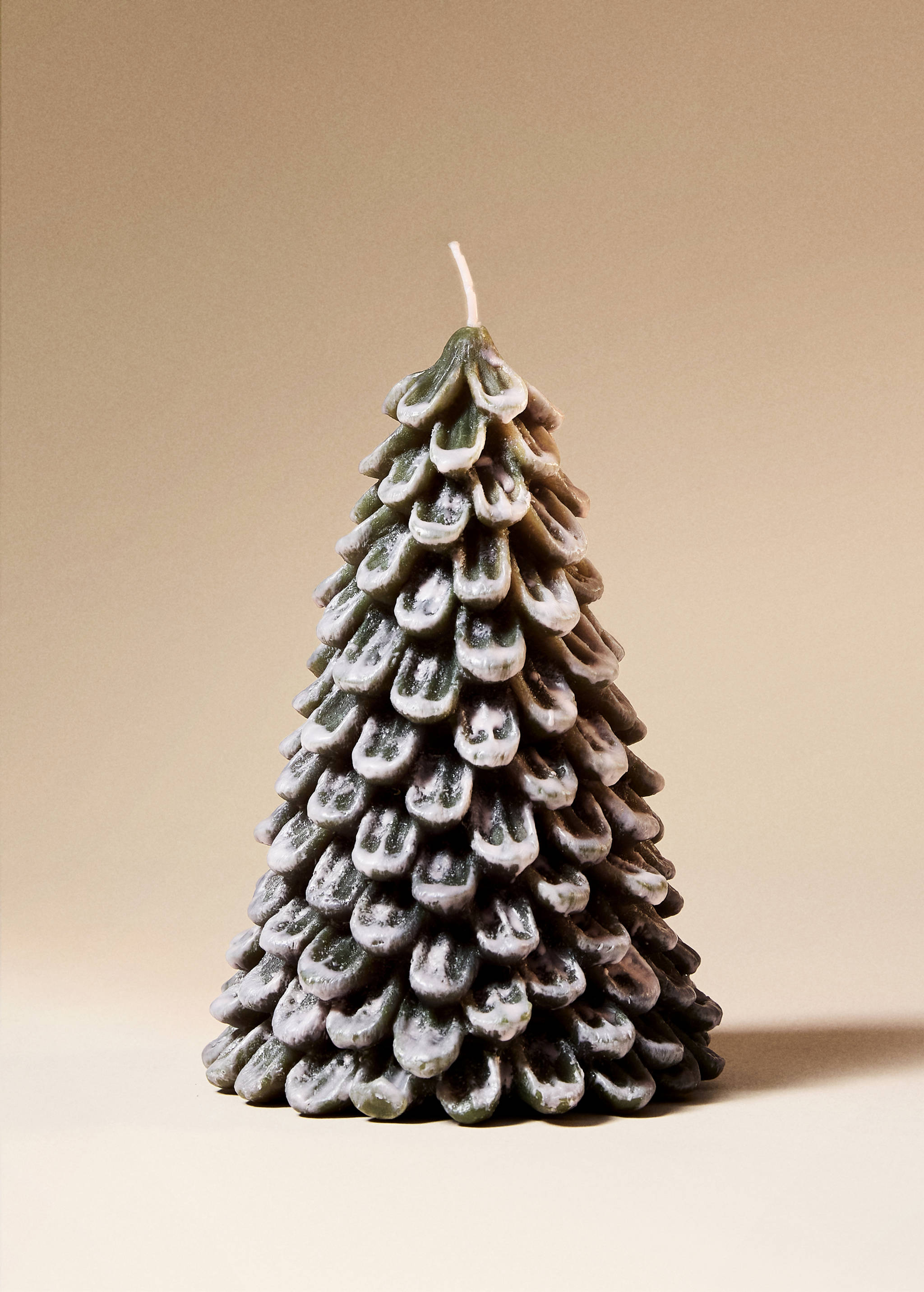 Decorative snow-covered fir candle - General plane